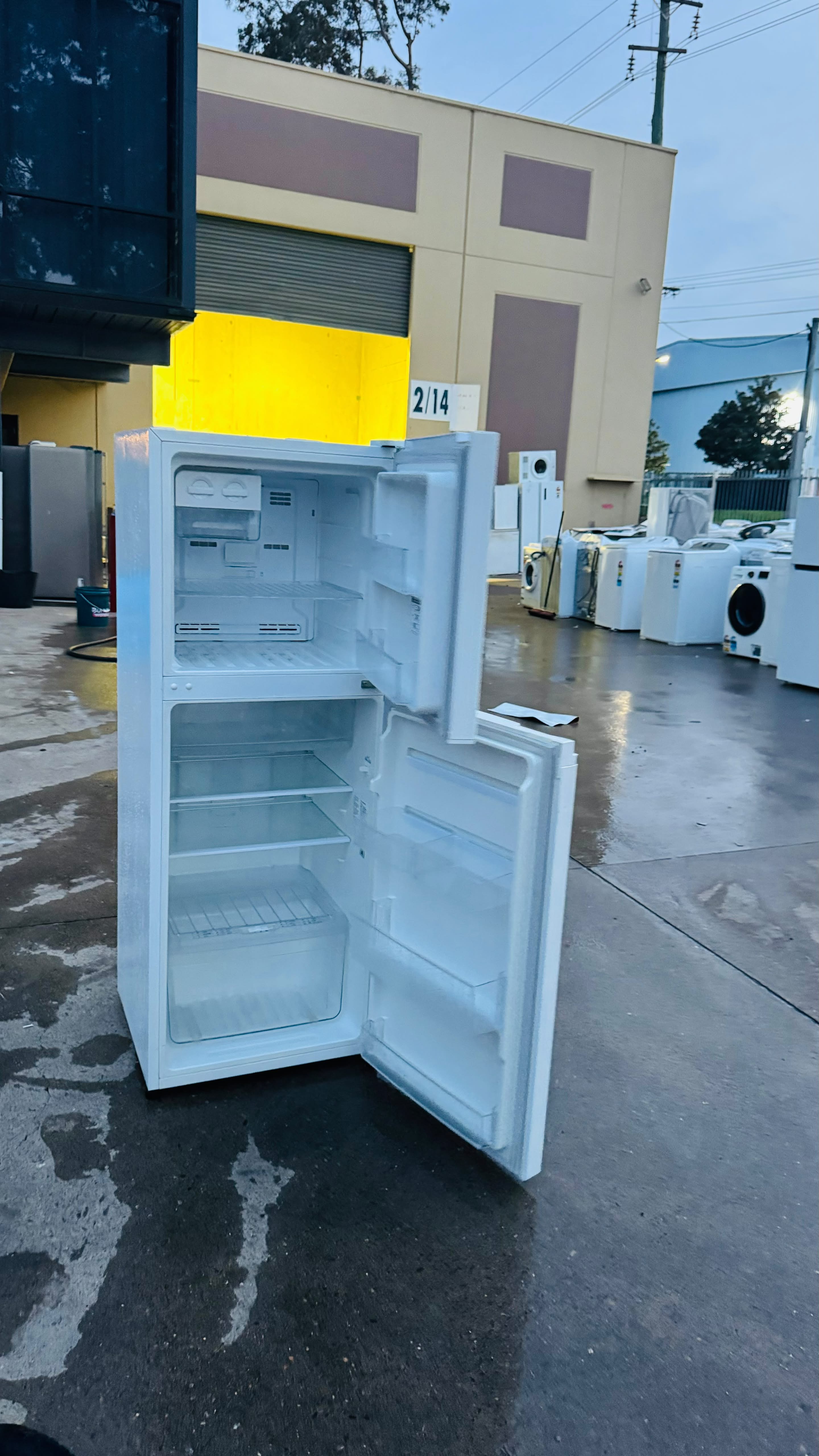 WESTINGHOUSE 245 LITRES FRIDGE FREEZER