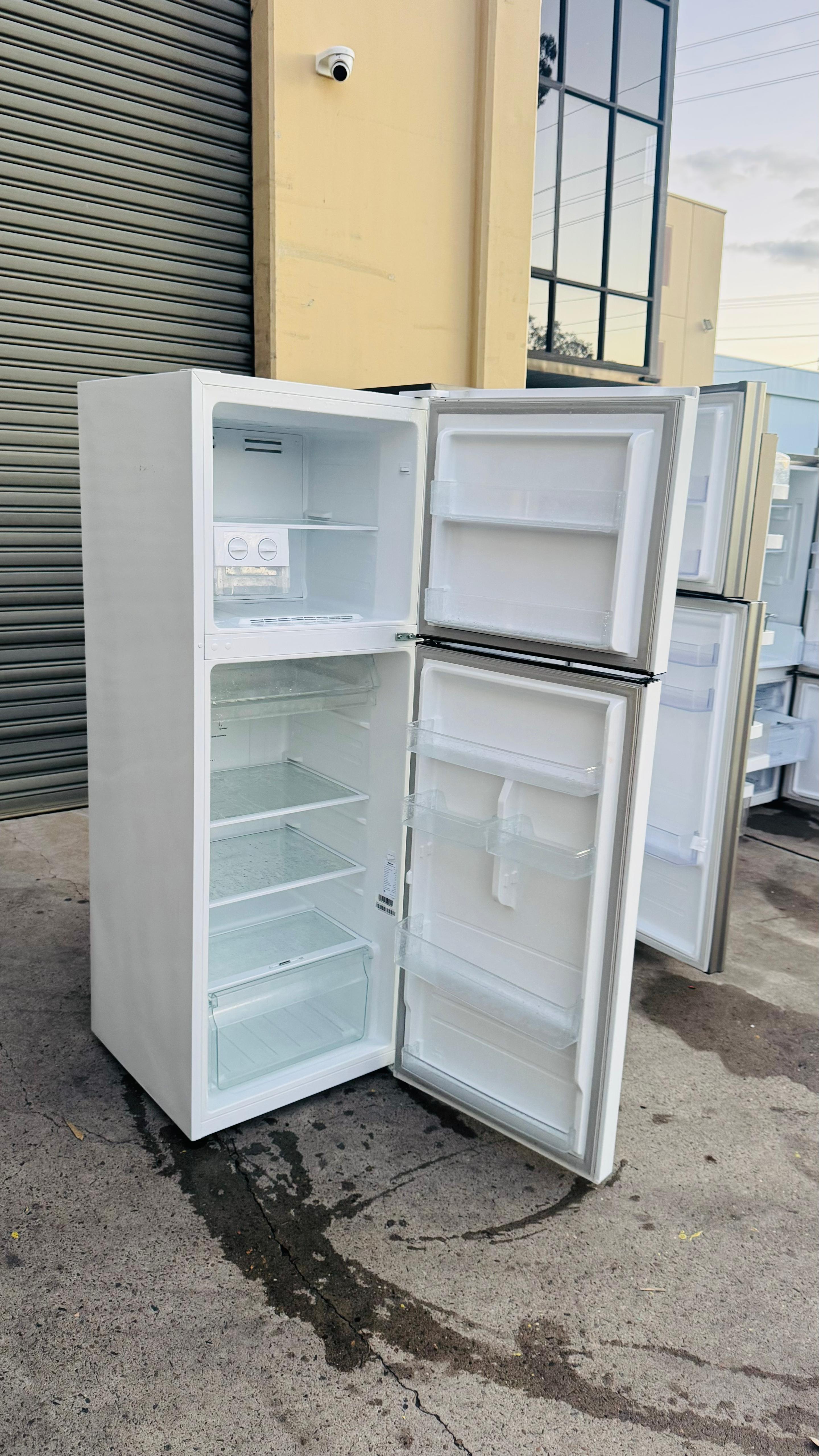 HISENSE 350 LITRES FRIDGE FREEZER