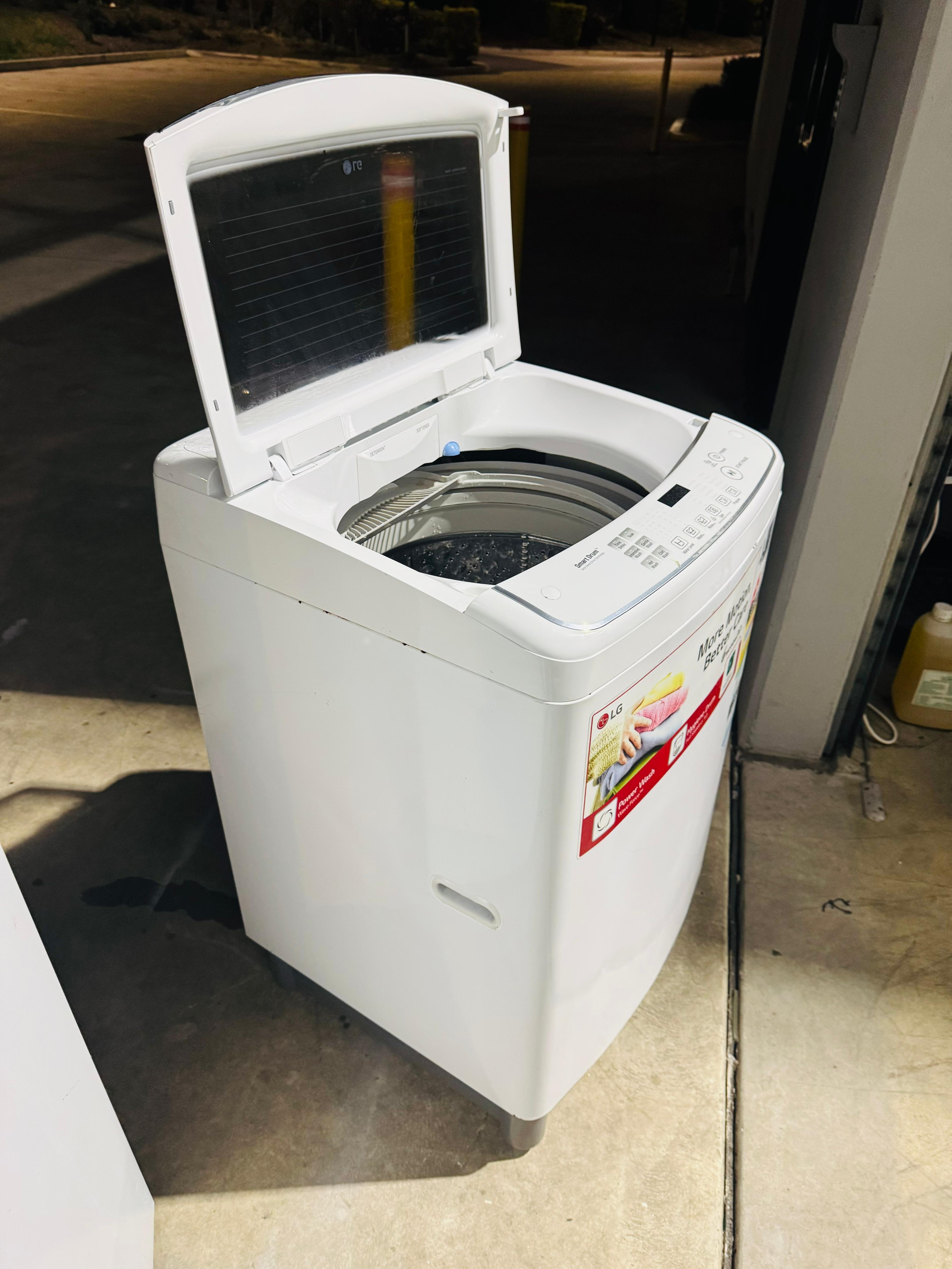 SAMSUNG 255 LITRES FRIDGE FREEZER & LG 7.5 KGS TOP LOADER WASHING MACHINE COMBO PACKAGE DEAL