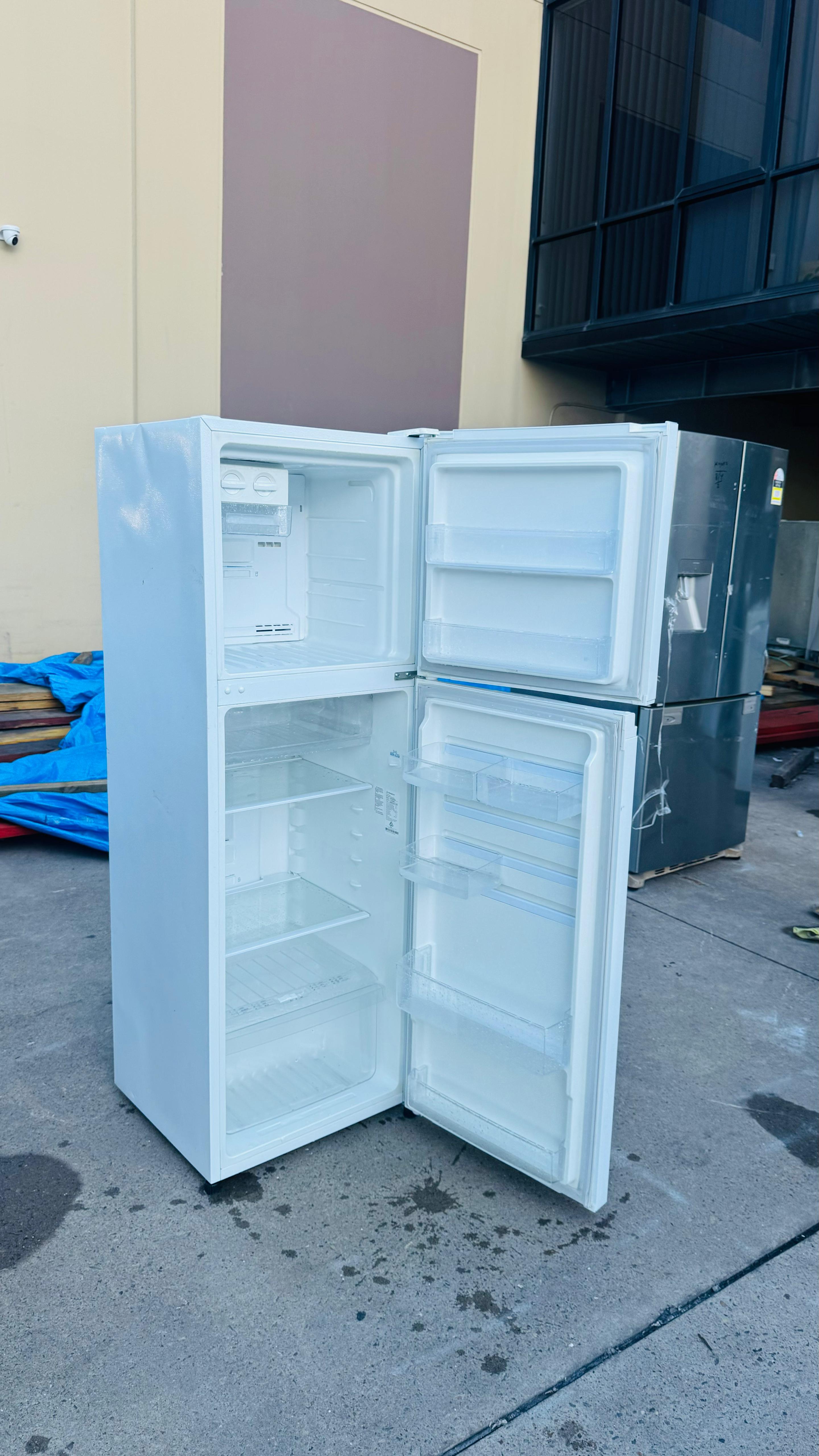 WESTINGHOUSE 276 LITRES FRIDGE FREEZER