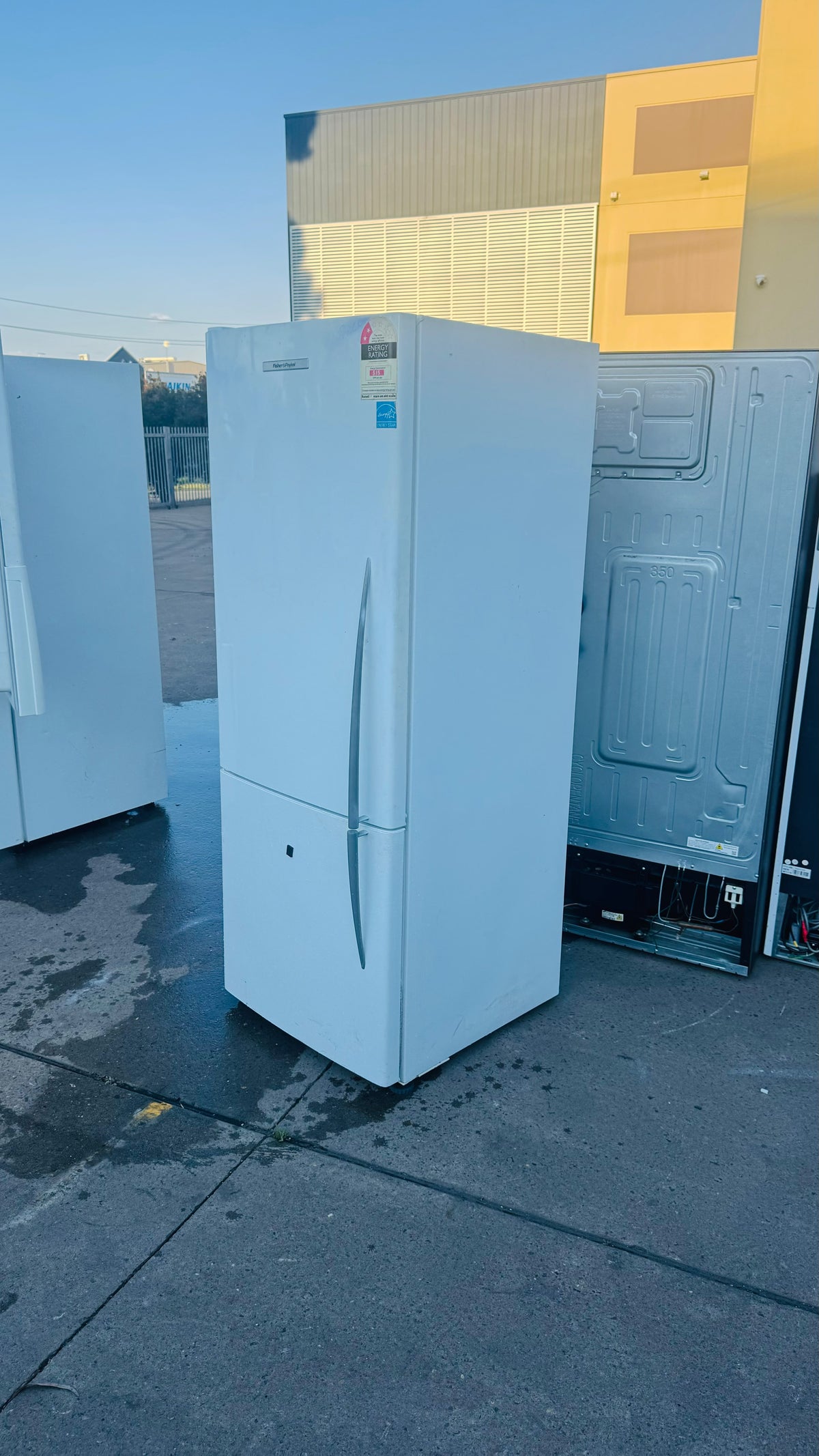 FISHER AND PAYKEL 404 LITRES FRIDGE FREEZER