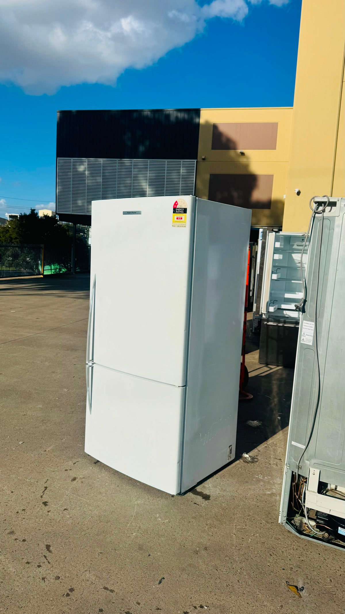 FISHER AND PAYKEL 519 LITRES FRIDGE FREEZER