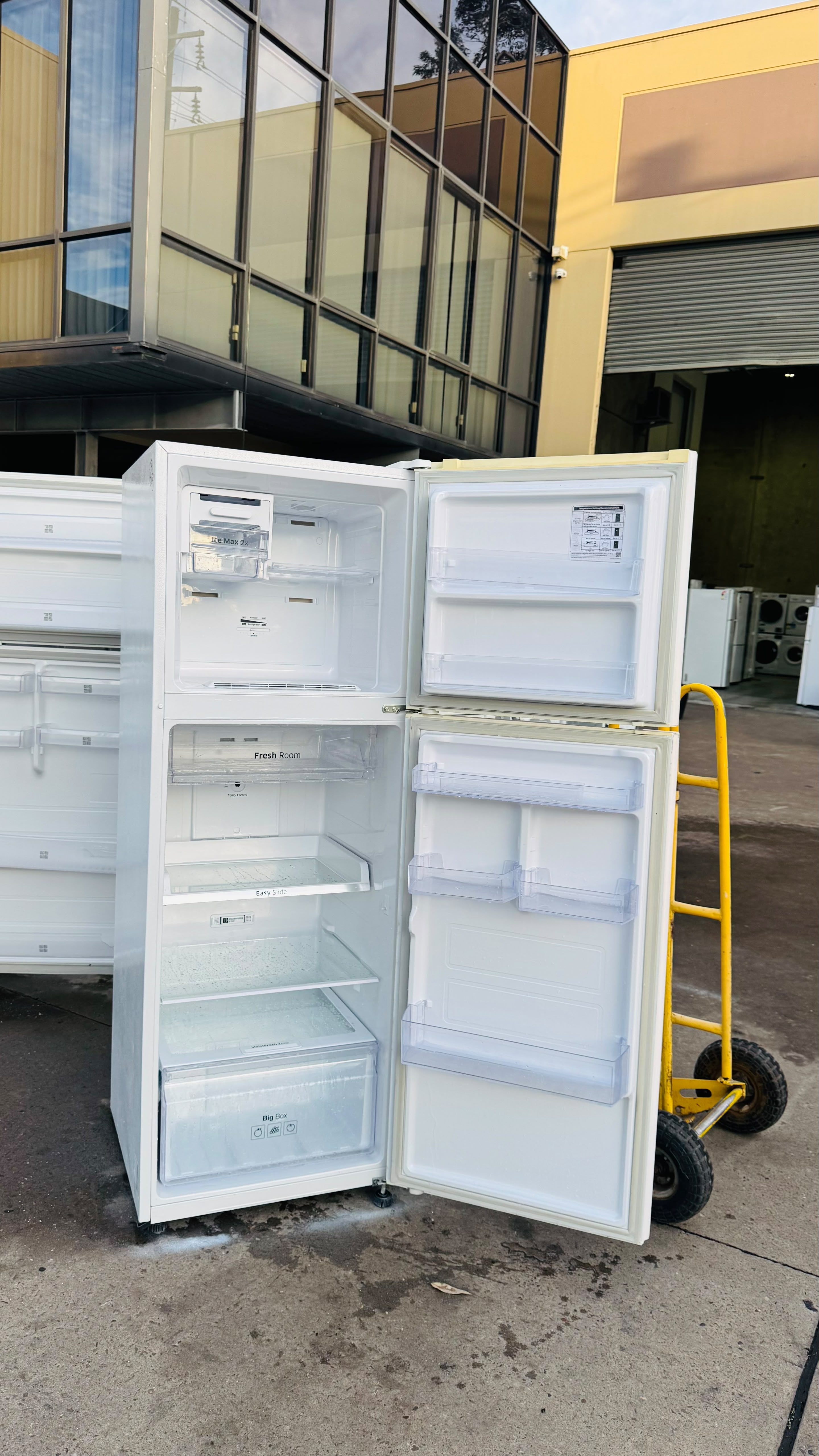 SAMSUNG 341 LITRES FRIDGE FREEZER