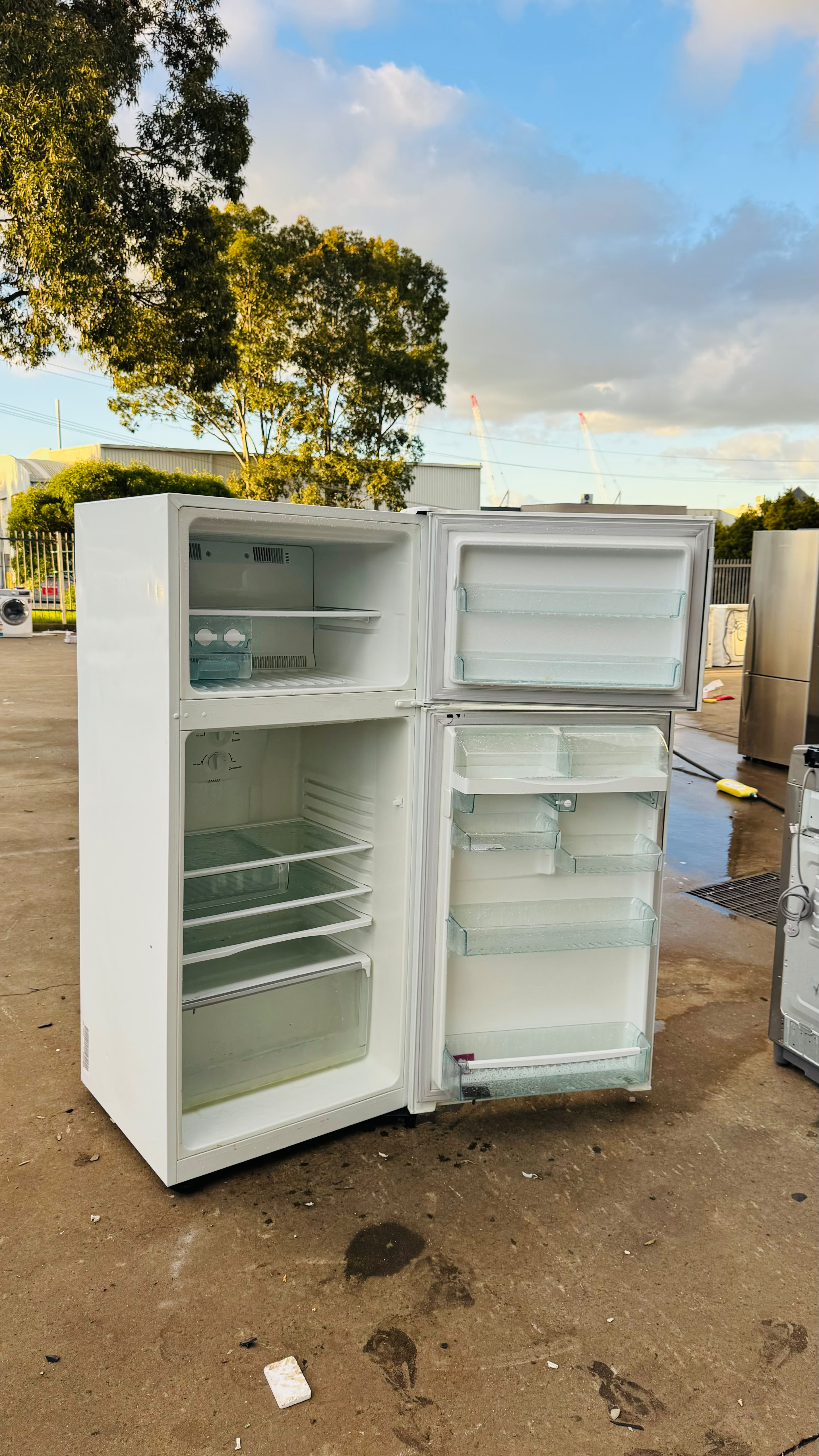 WESTINGHOUSE 420 LITRES FRIDGE FREEZER