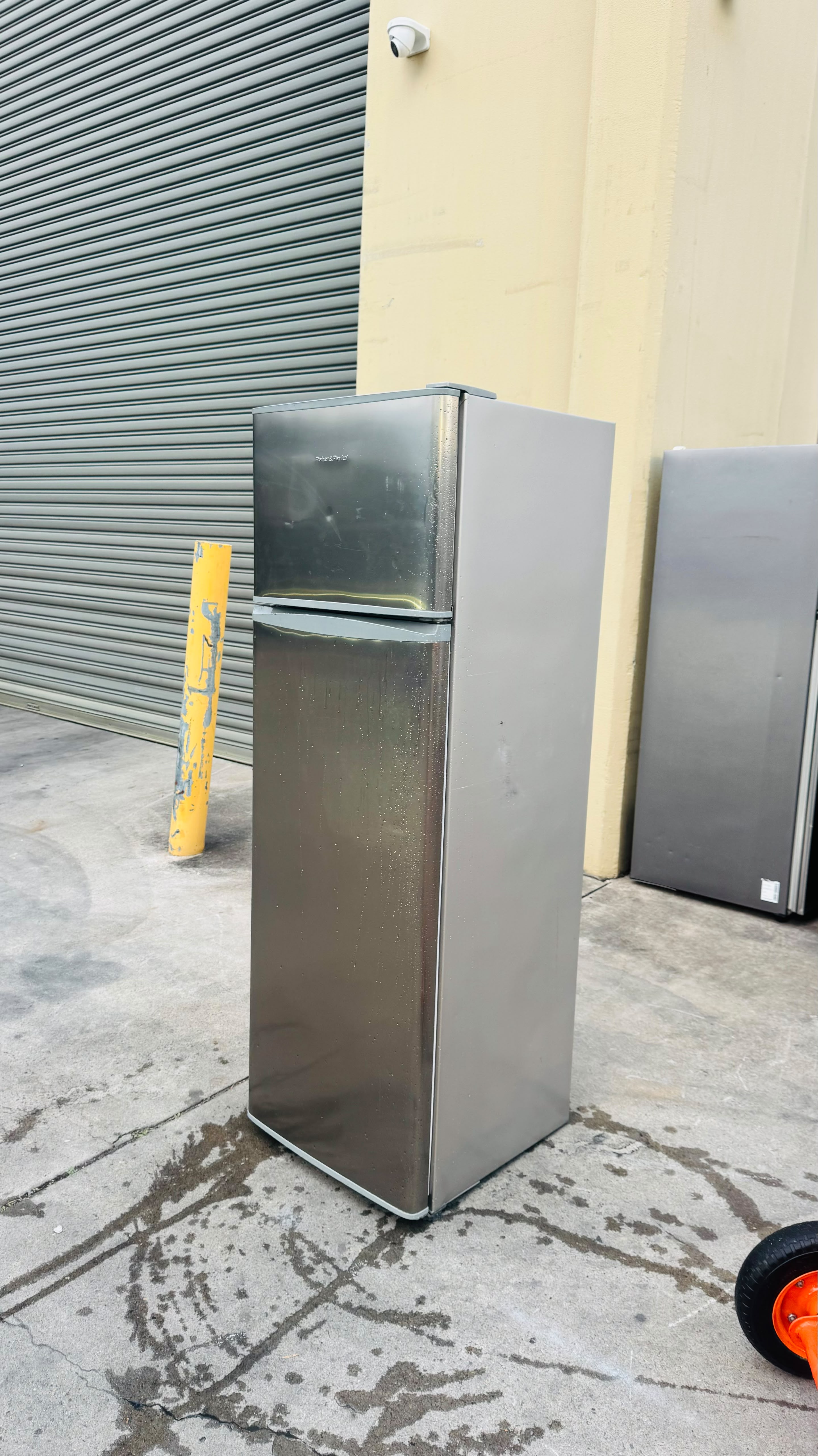 FISHER AND PAYKEL 248 LITRES FRIDGE FREEZER