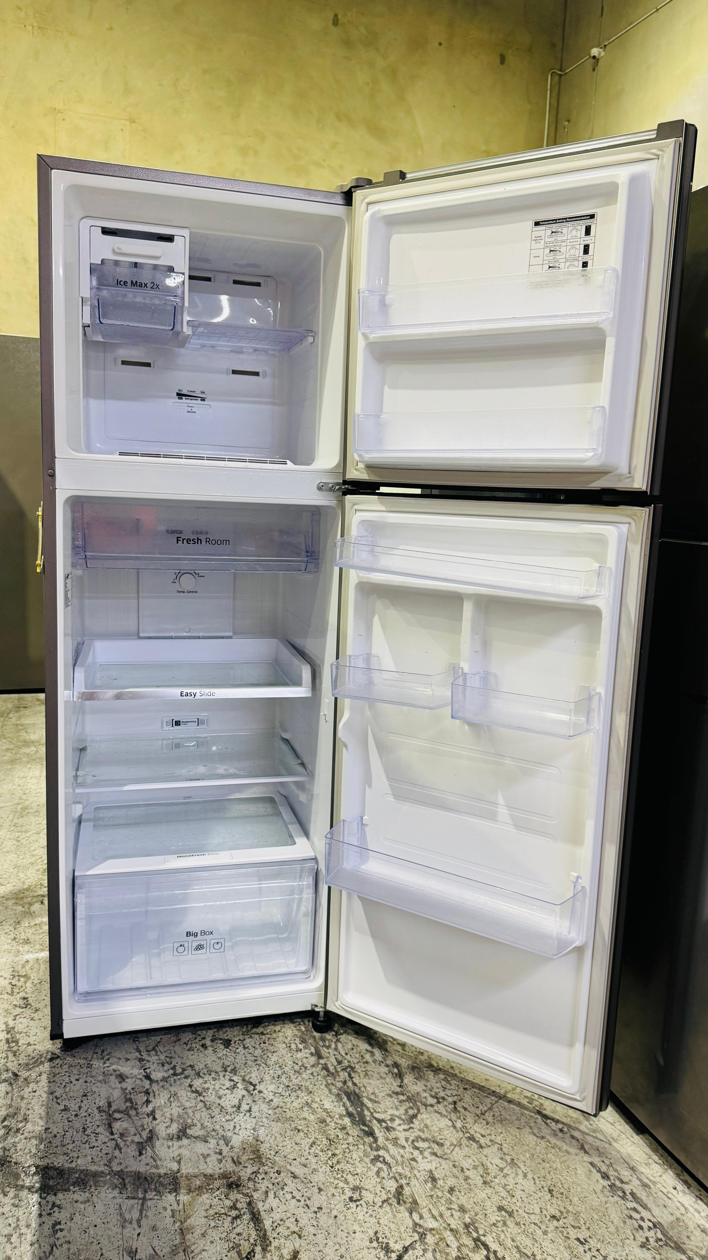 SAMSUNG 341 LITRES FRIDGE FREEZER