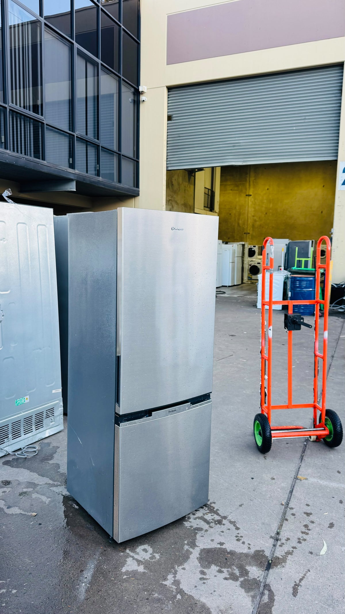WESTINGHOUSE 340 LITRES FRIDGE FREEZER