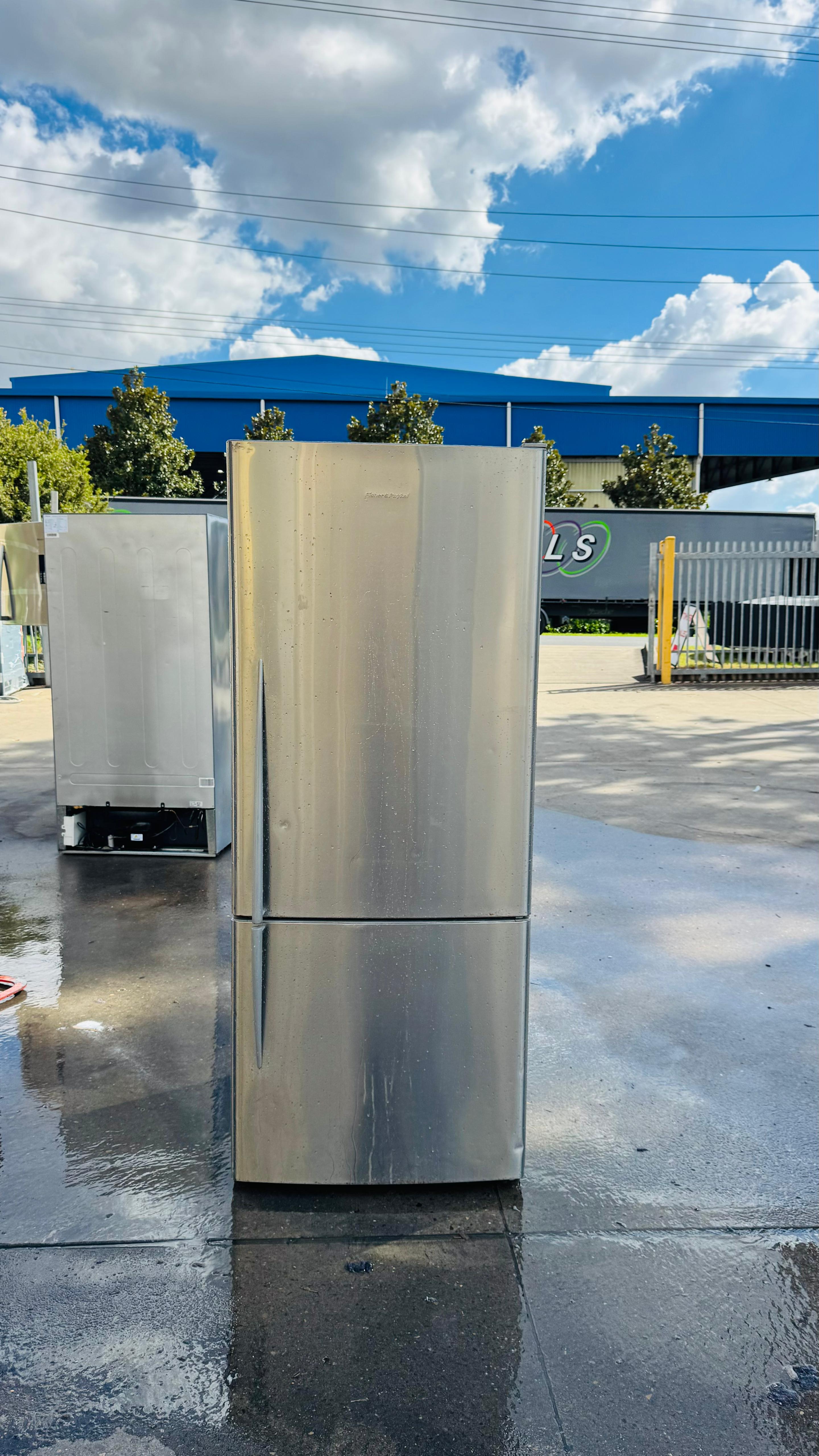FISHER AND PAYKEL 442 LITRES FRIDGE FREEZER