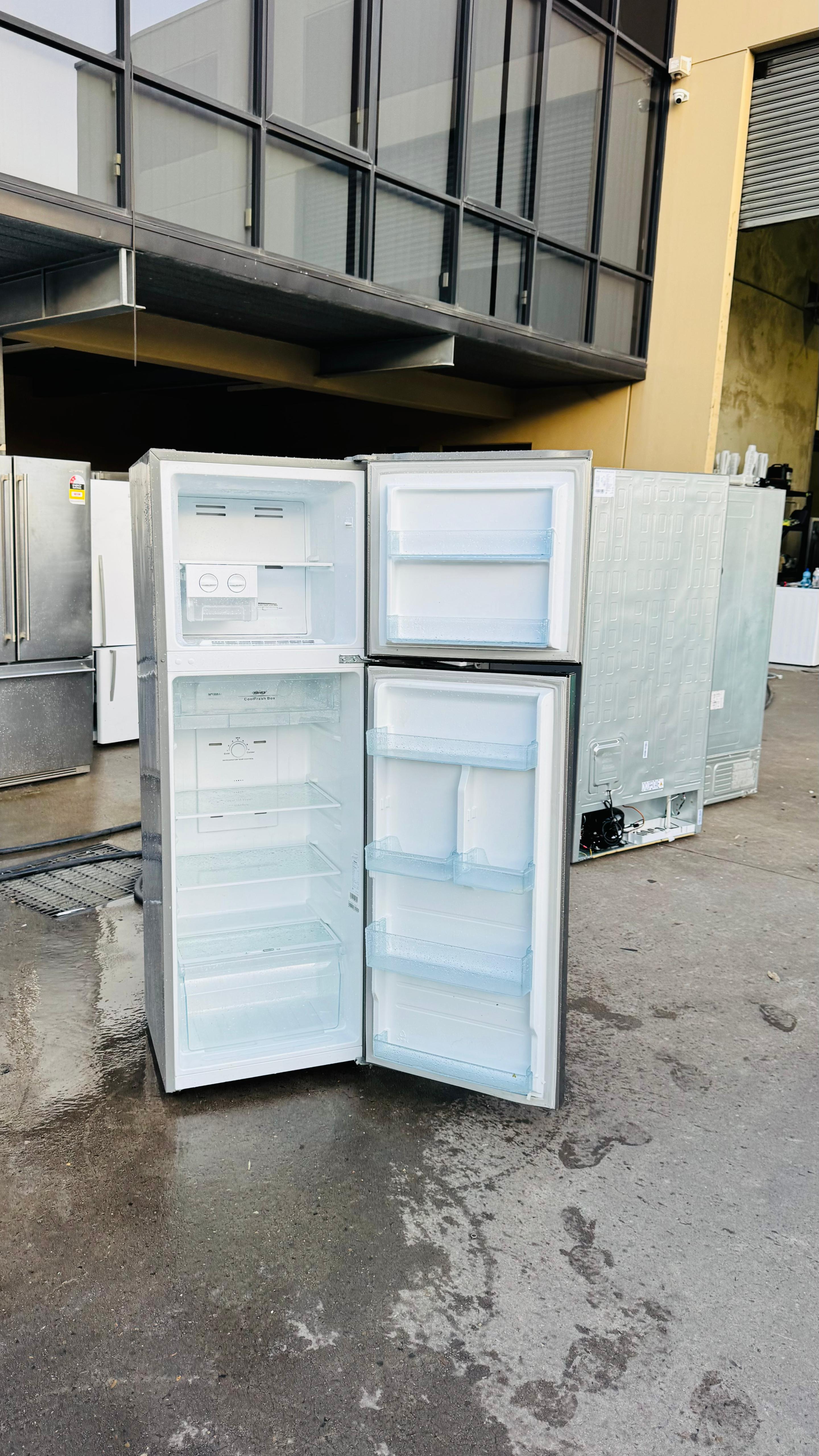 HISENSE 272 LITRES FRIDGE FREEZER