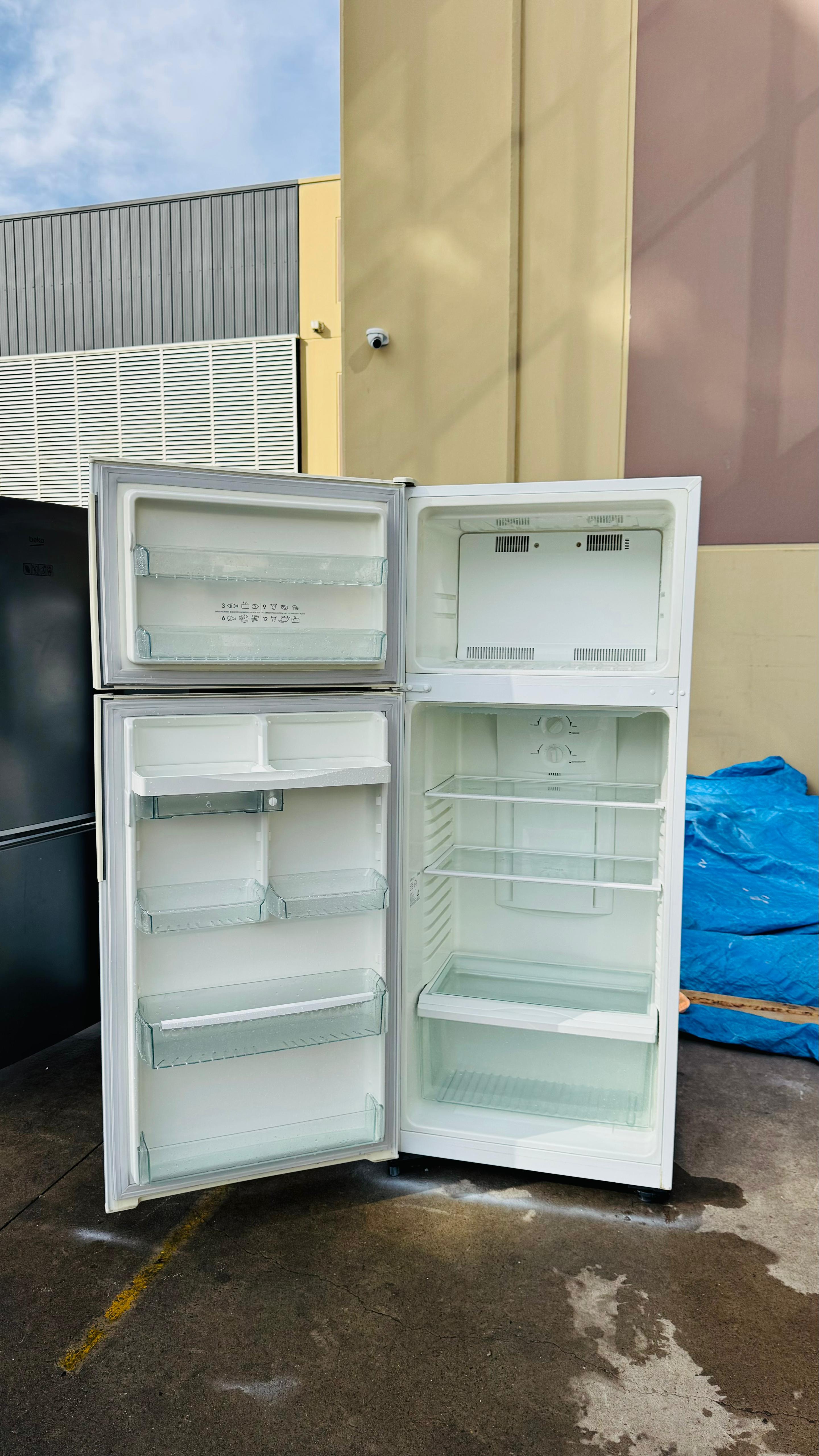 WESTINGHOUSE 393 LITRES FRIDGE FREEZER