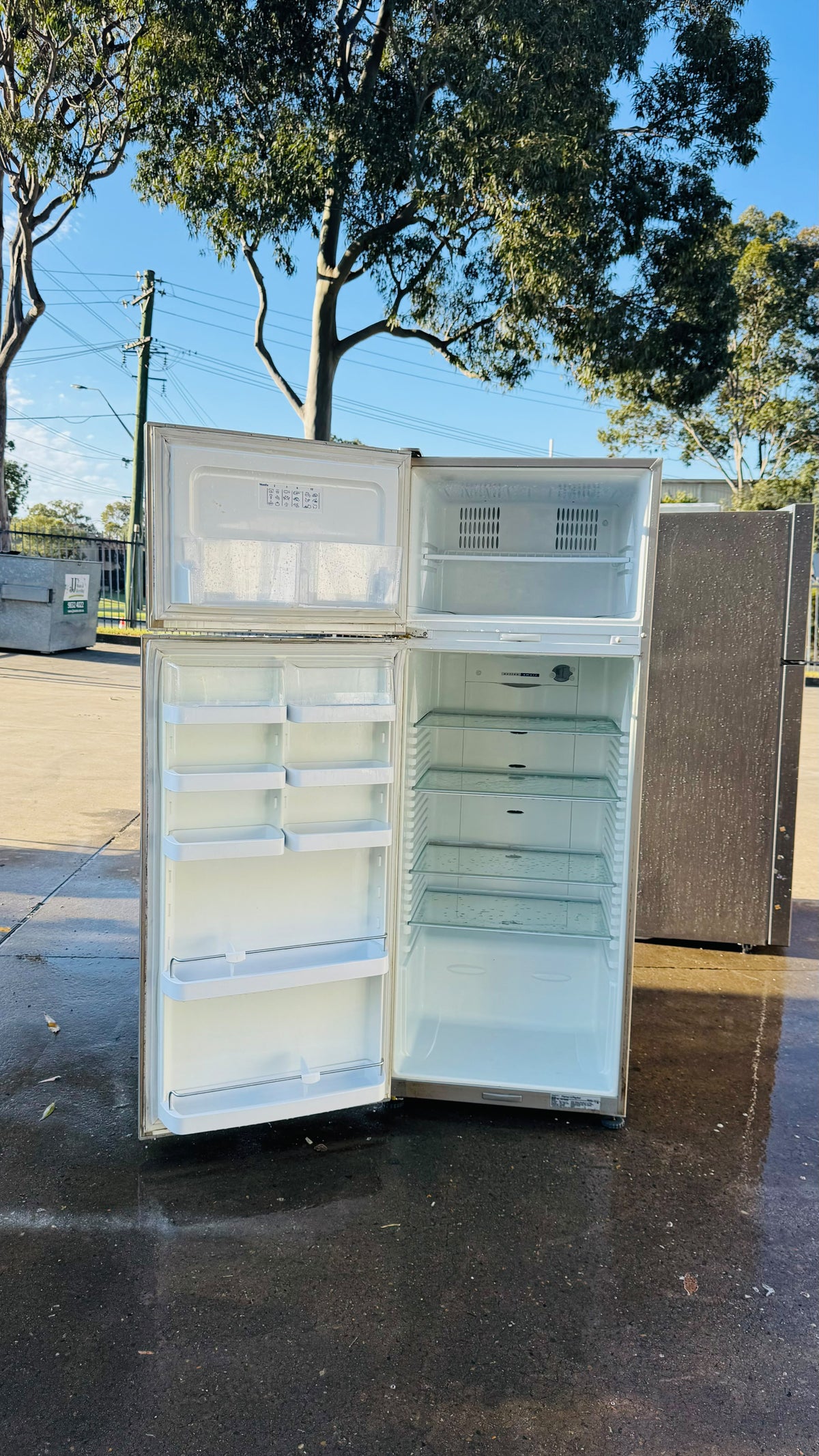 FISHER AND PAYKEL 411 LITRES FRIDGE FREEZER