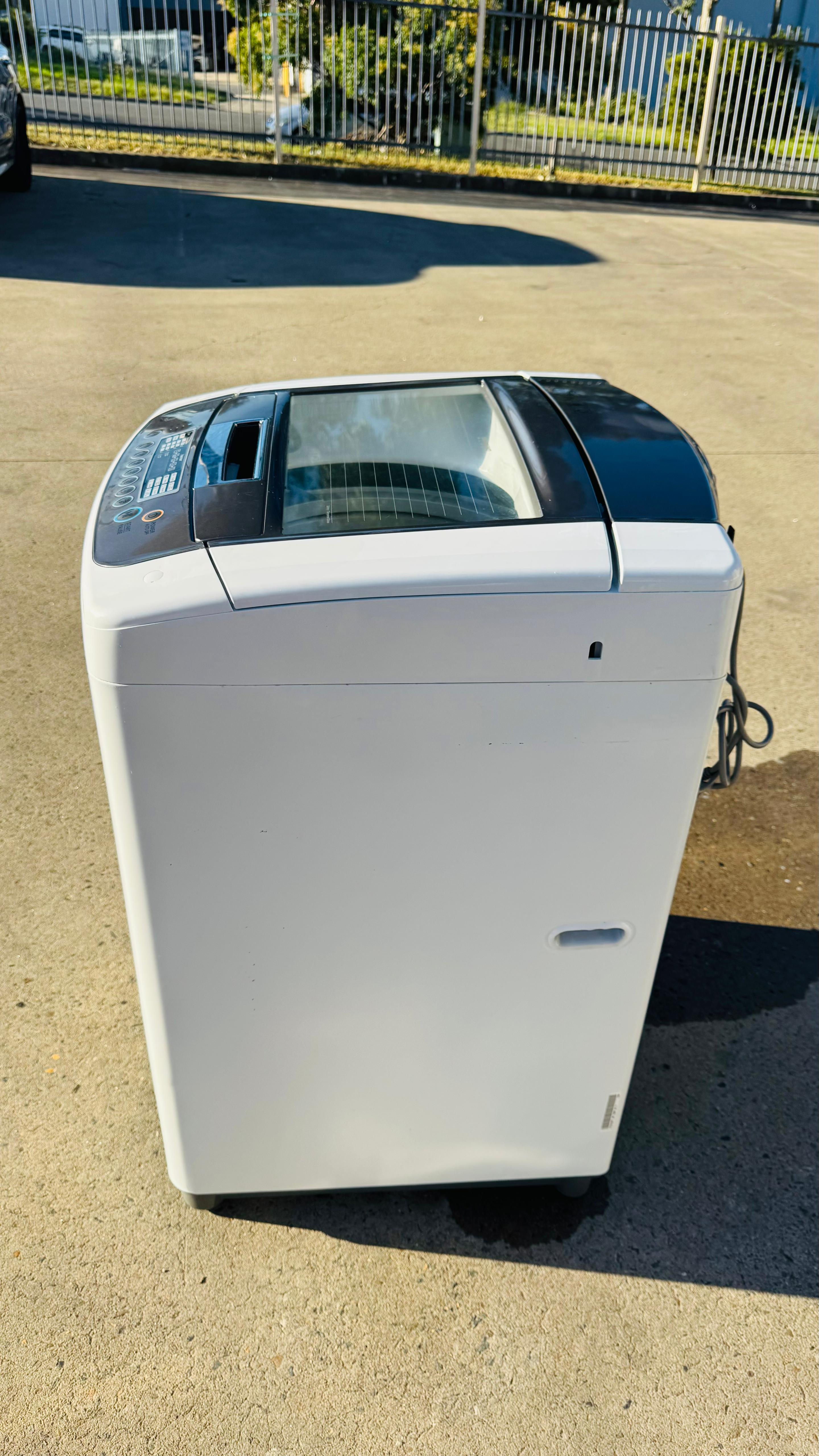 LG 8 KGS TOP LOADER WASHING MACHINE