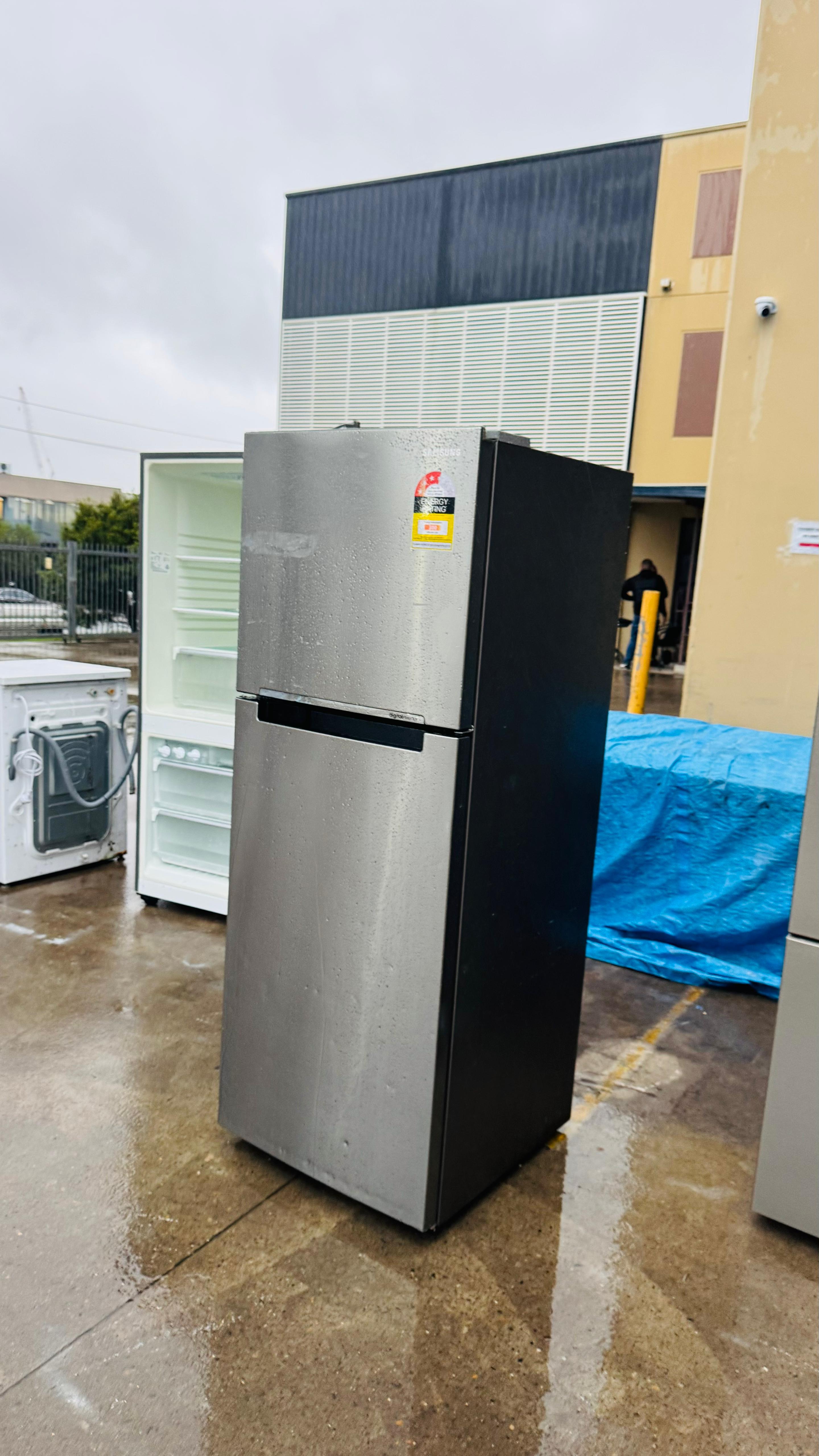 SAMSUNG 320 LITRES FRIDGE FREEZER