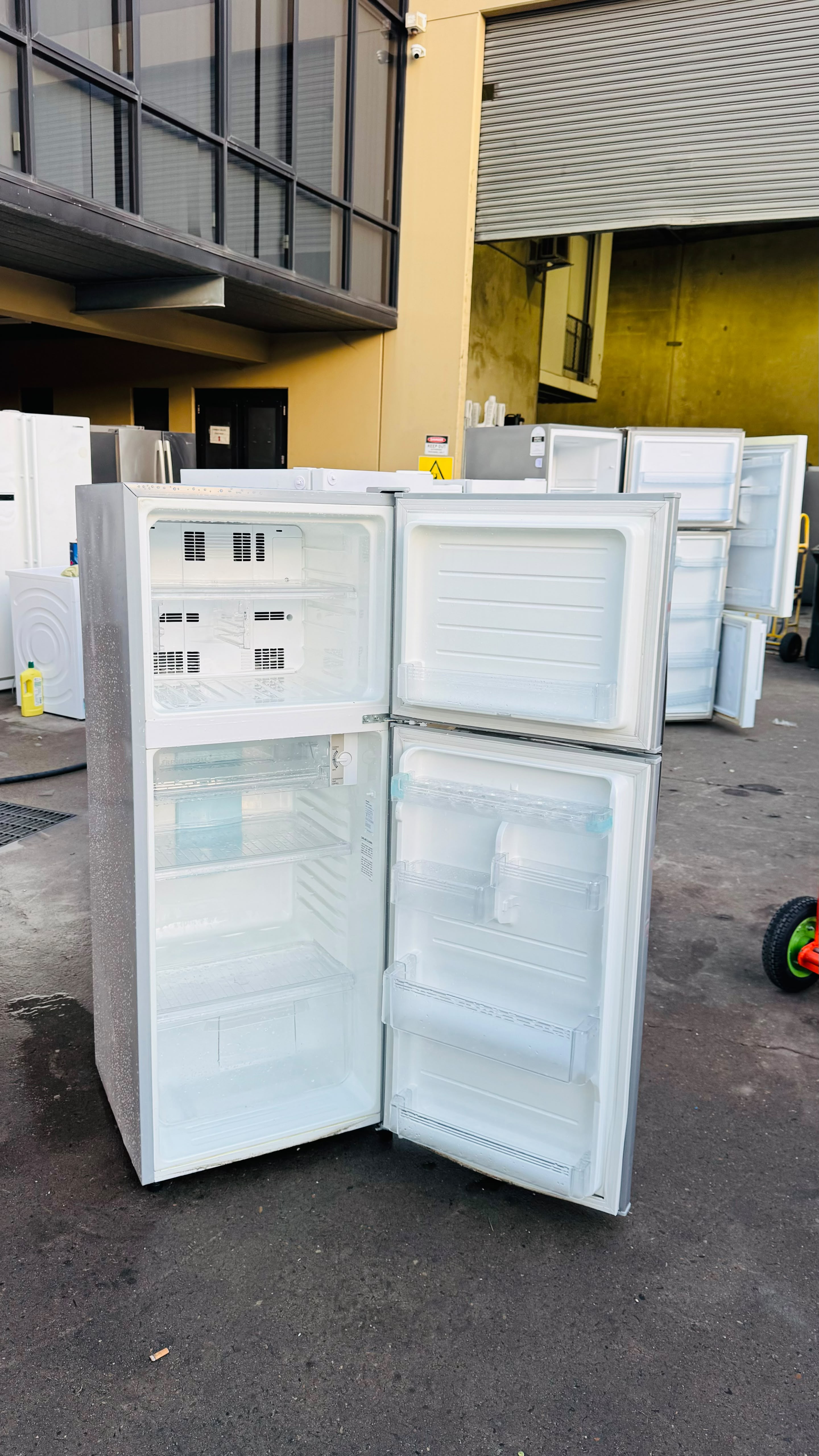 SHARP 222 LITRES FRIDGE FREEZER