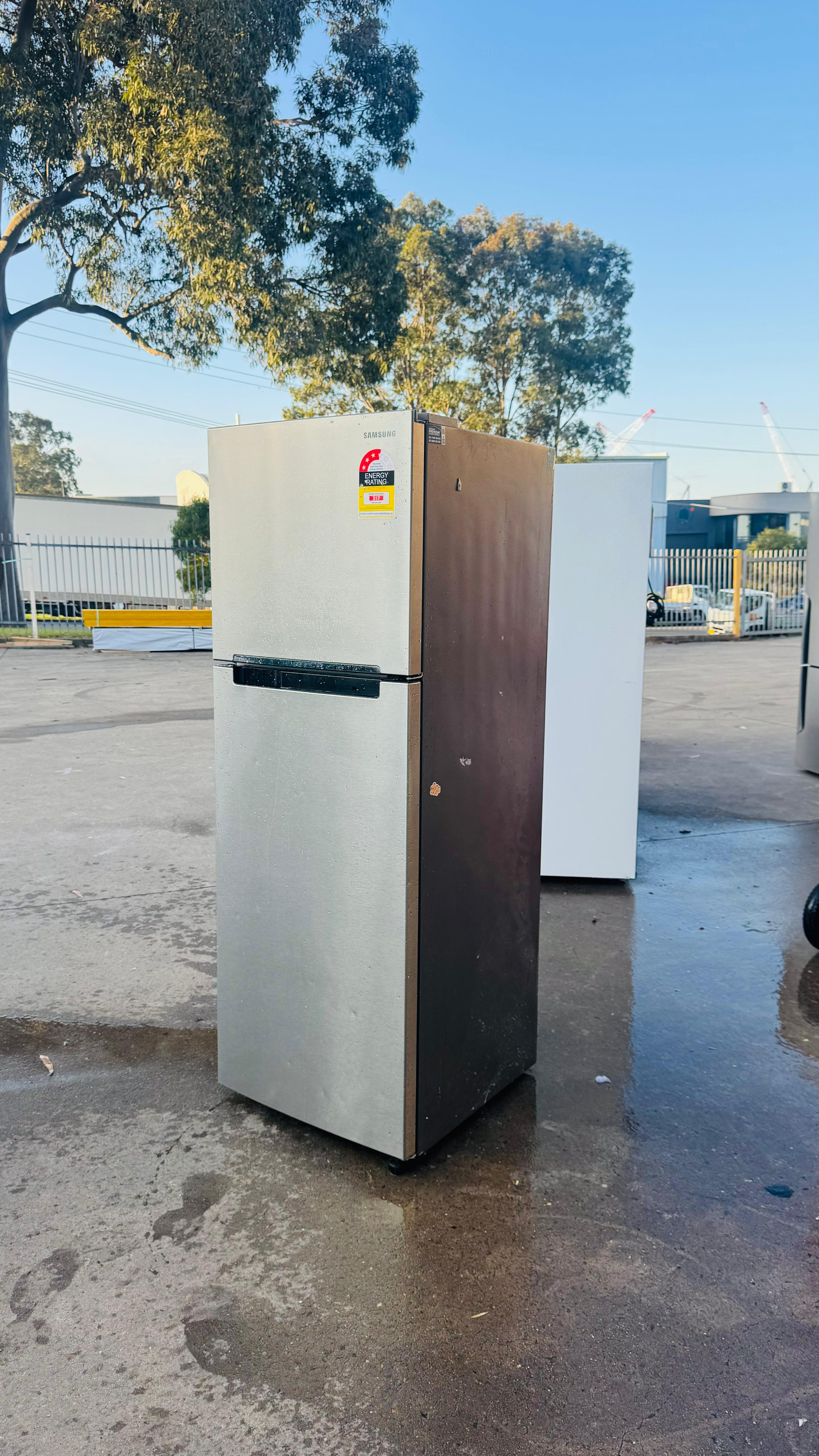 SAMSUNG 341 LITRES FRIDGE FREEZER