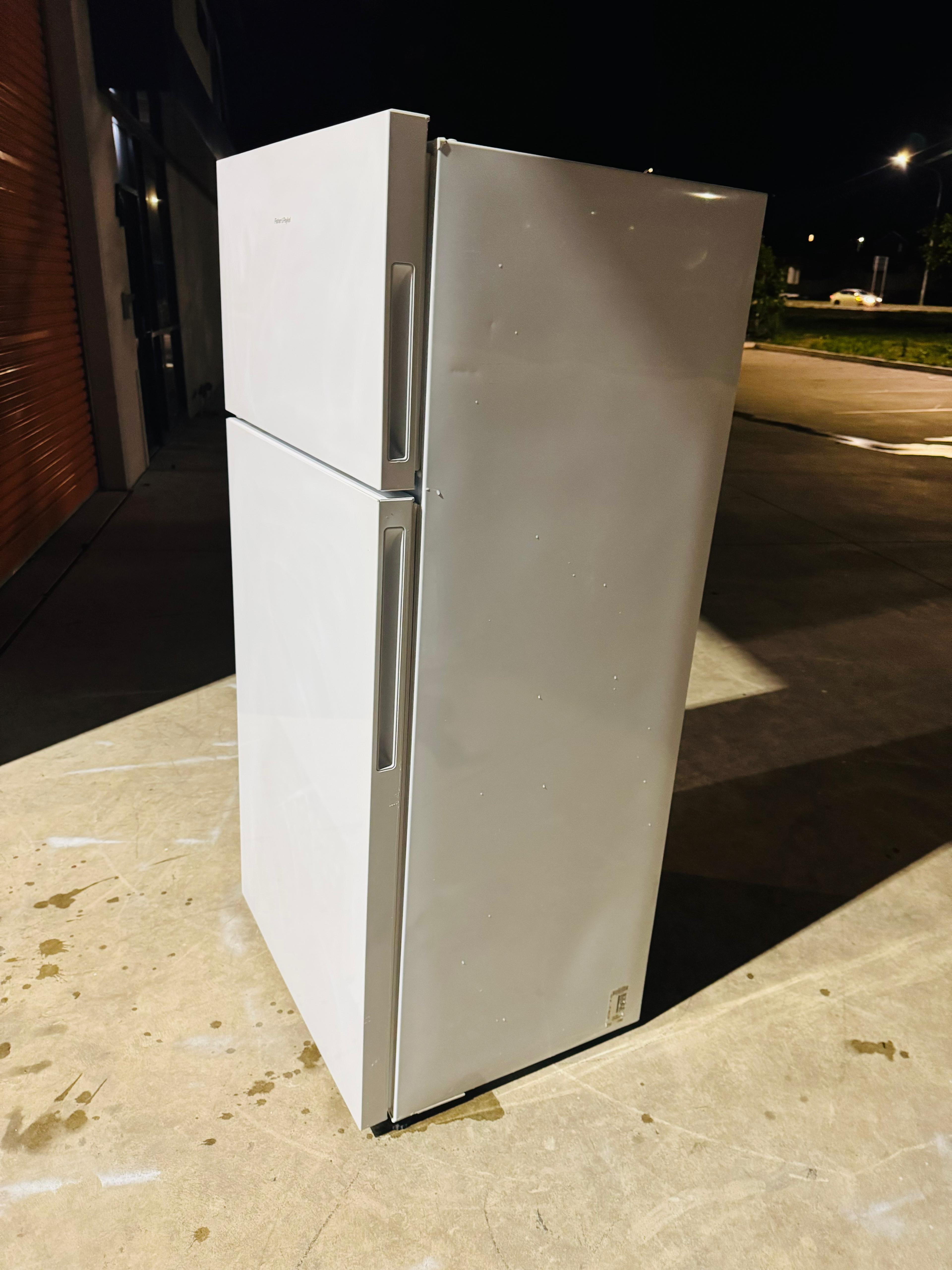 FISHER AND PAYKEL 517 LITRES FRIDGE FREEZER AND FISHER AND PAYKEL 7.5 KGS FRONT LOADER WASHIN MACHINE COMBO DEAL