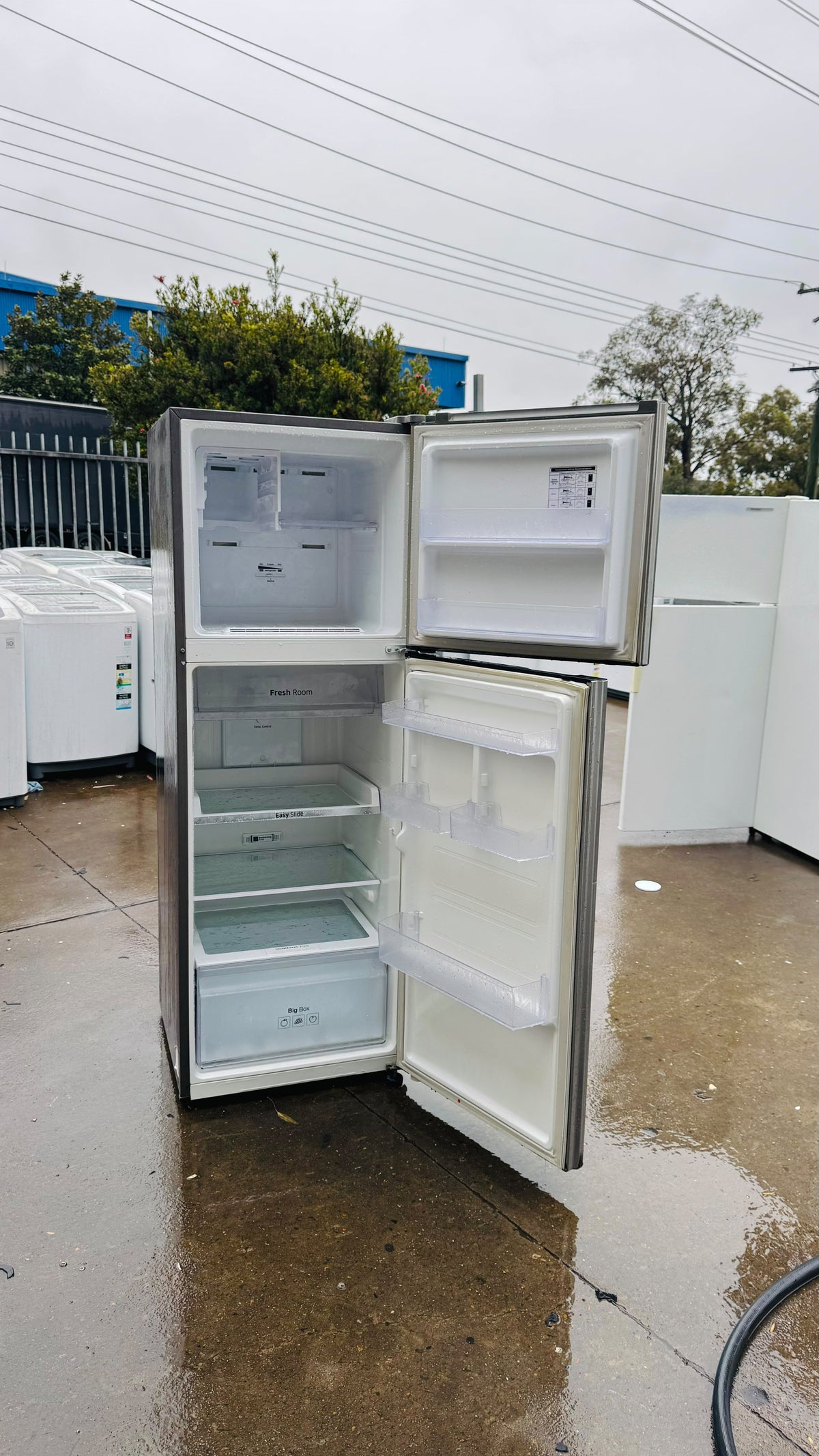 SAMSUNG 341 LITRES FRIDGE FREEZER