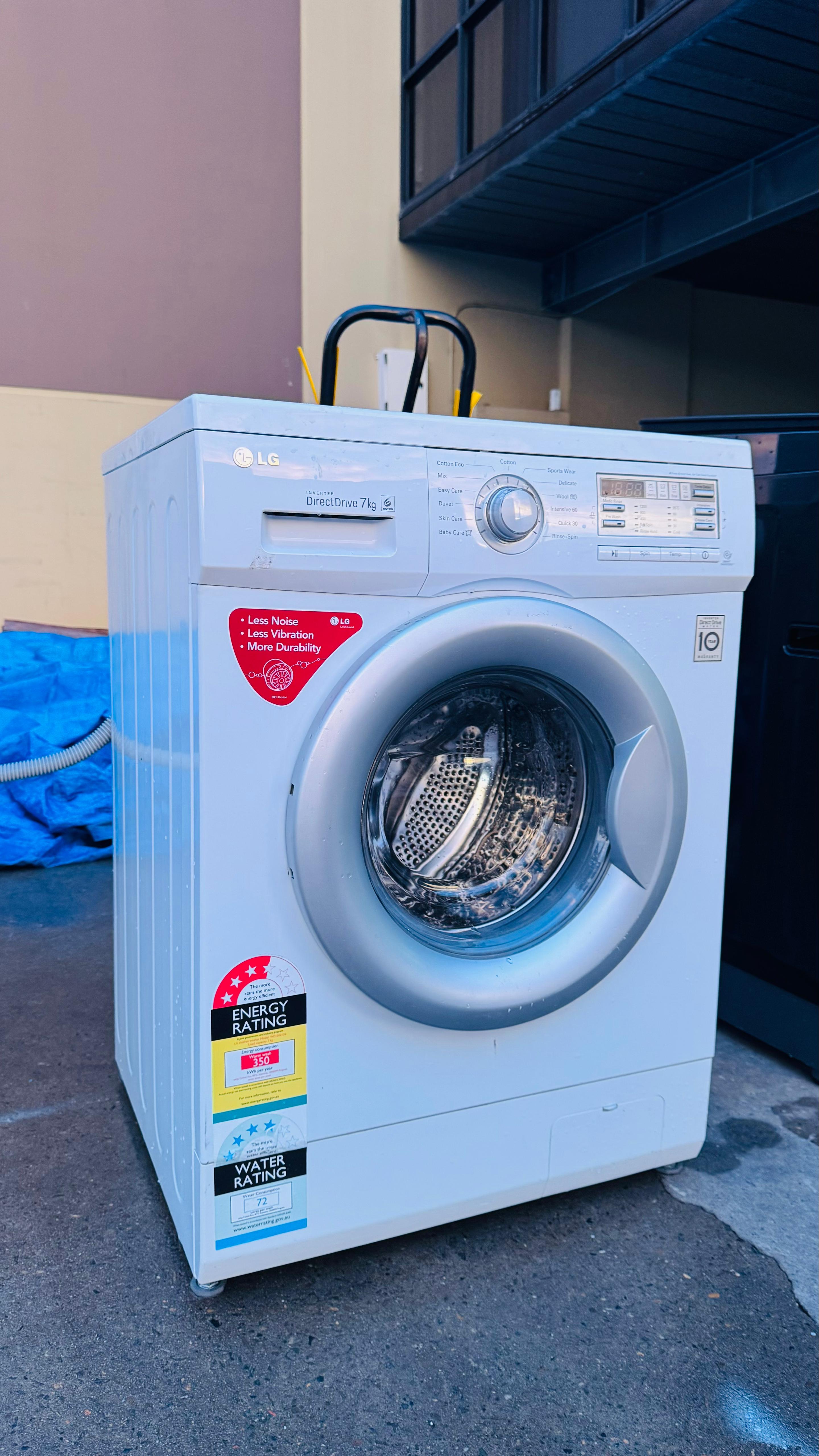 LG 7KGS FRONT LOADER WASHING MACHINE