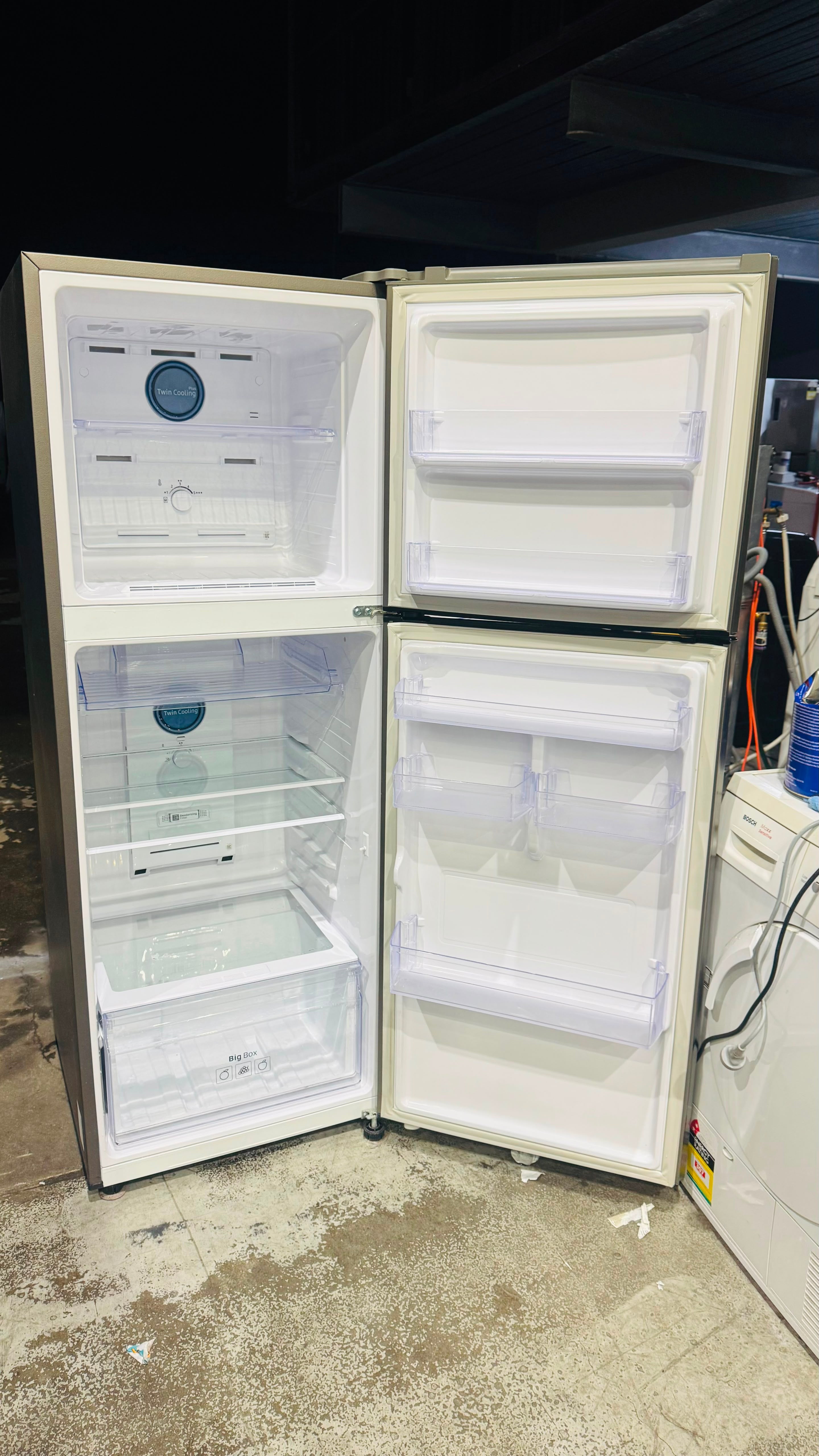 SAMSUNG 318 LITRES FRIDGE FREEZER