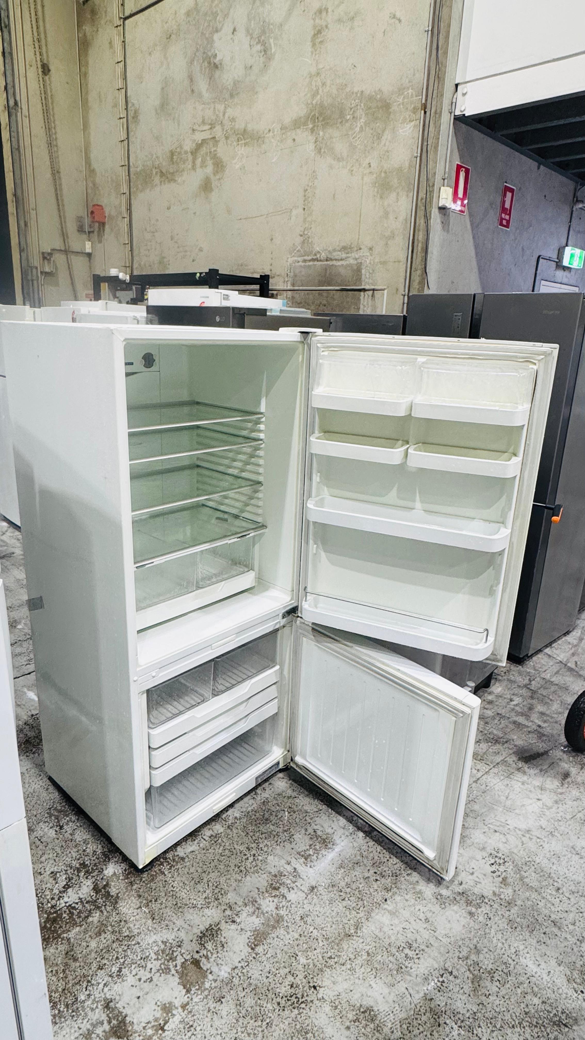 FISHER AND PAYKEL 404 LITRES FRIDGE FREEZER