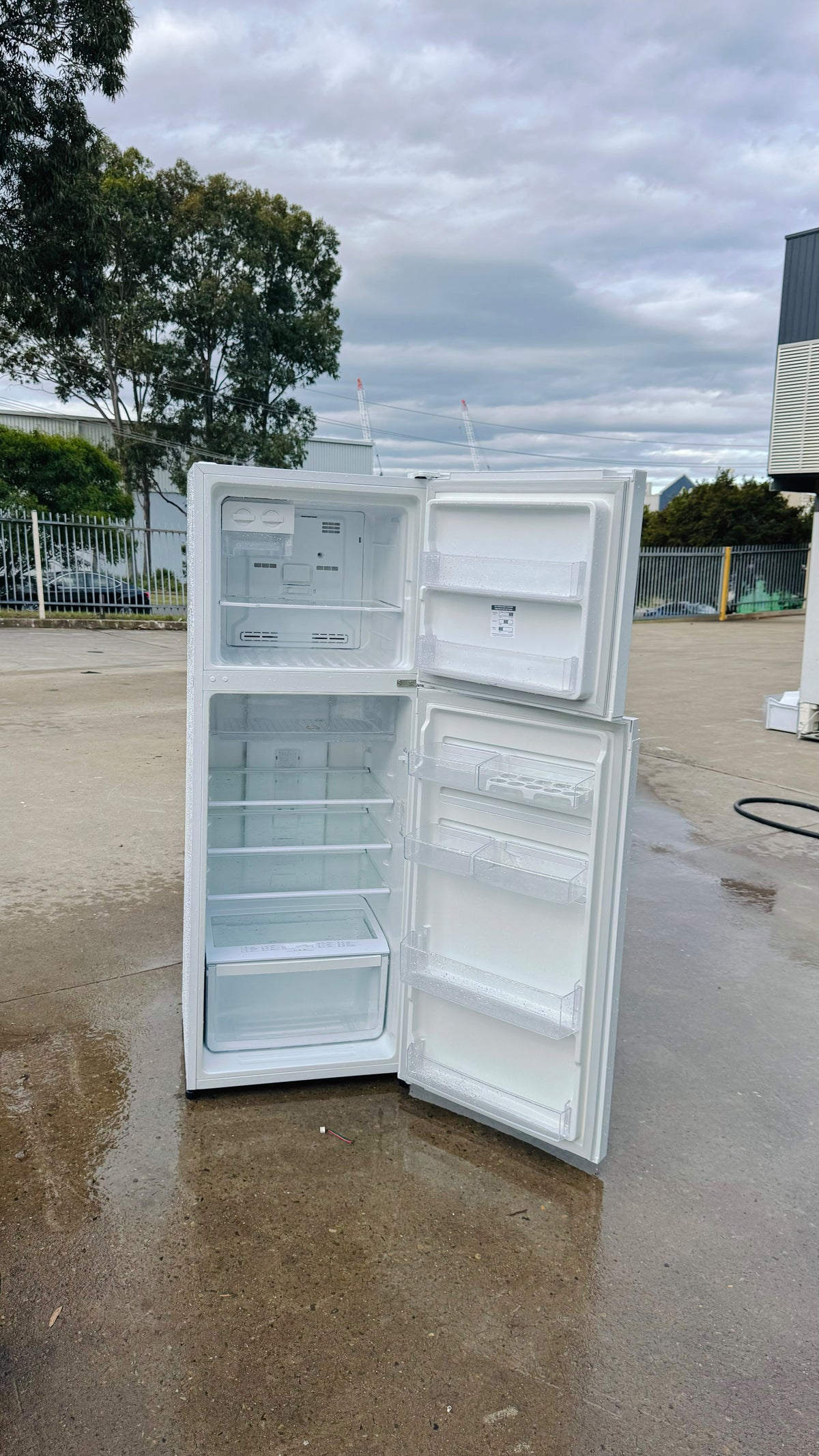 WESTINGHOUSE 339 LITRES FRIDGE FREEZER