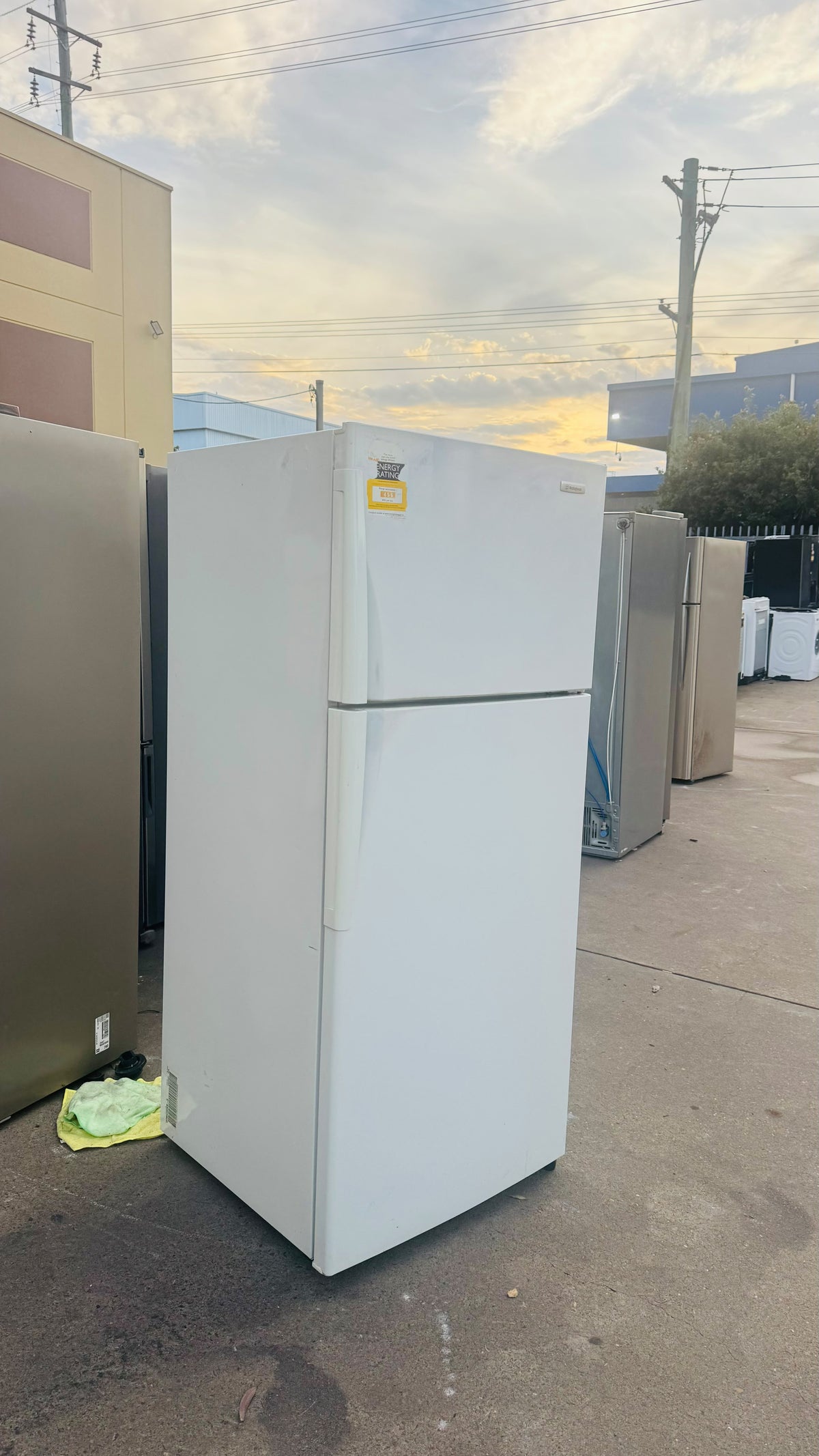 WESTINGHOUSE 420 LITRES FRIDGE FREEZER