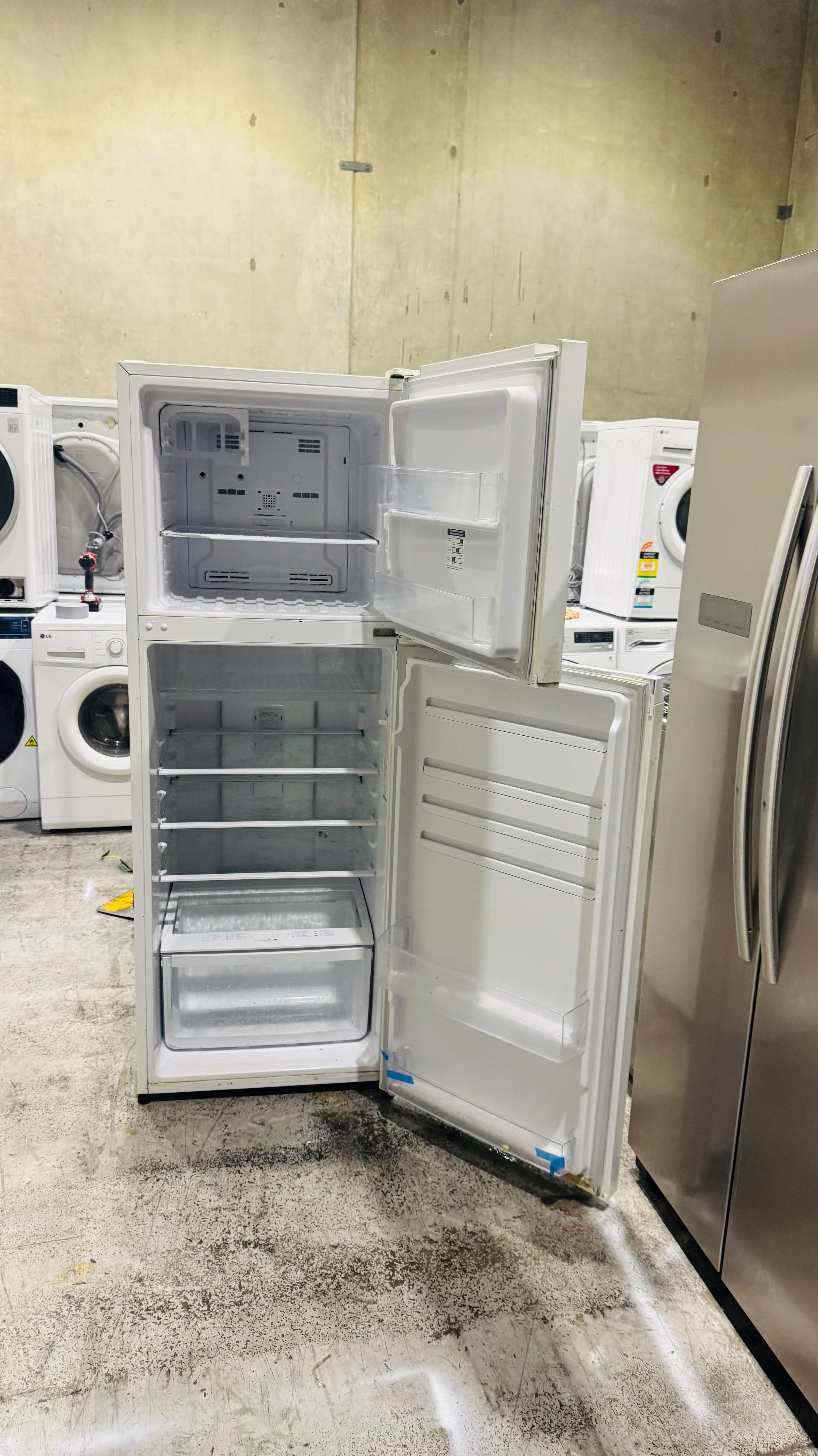 WESTINGHOUSE 339 LITRES FRIDGE FREEZER