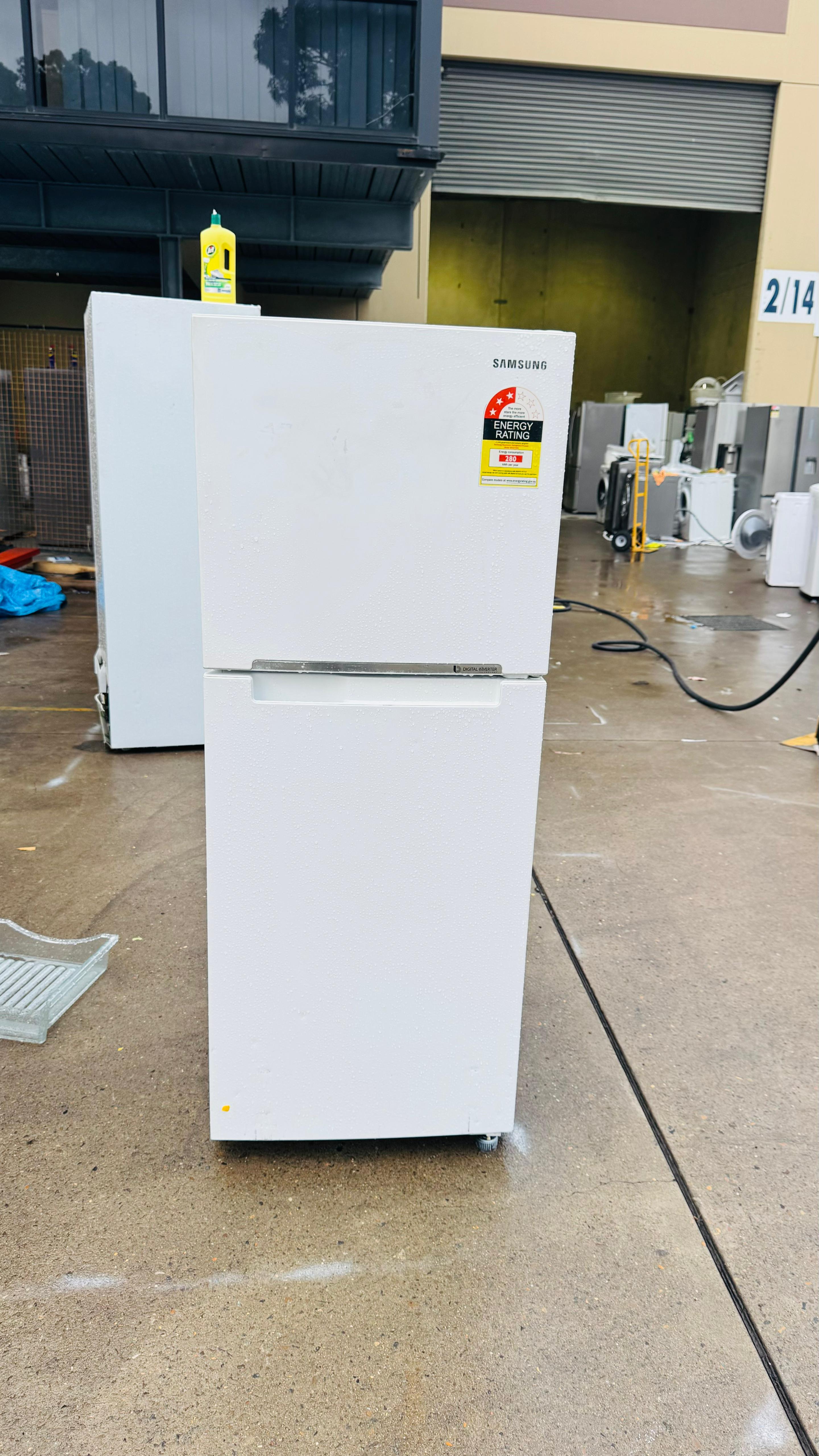 SAMSUNG 228 LITRES FRIDGE FREEZER