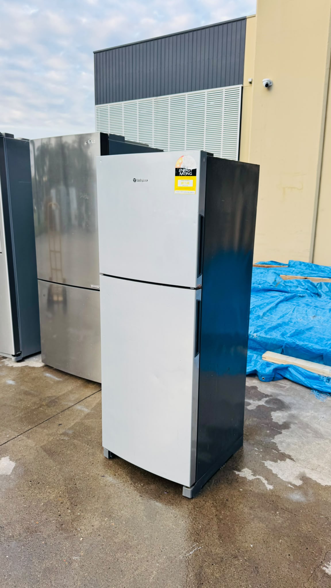 WESTINGHOUSE 245 LITRES FRIDGE FREEZER