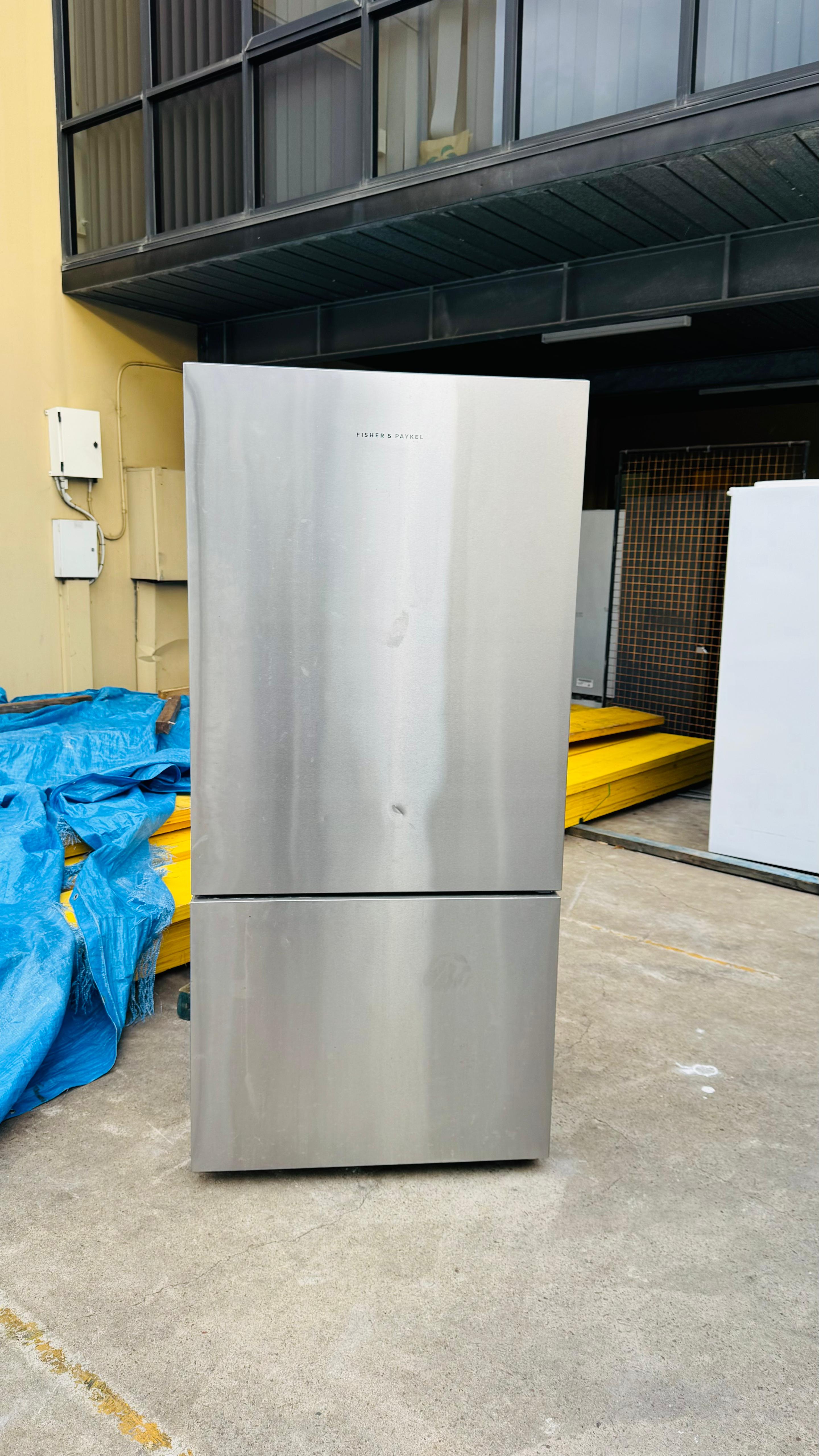 FISHER AND PAYKEL 519 LITRES FRIDGE FREEZER