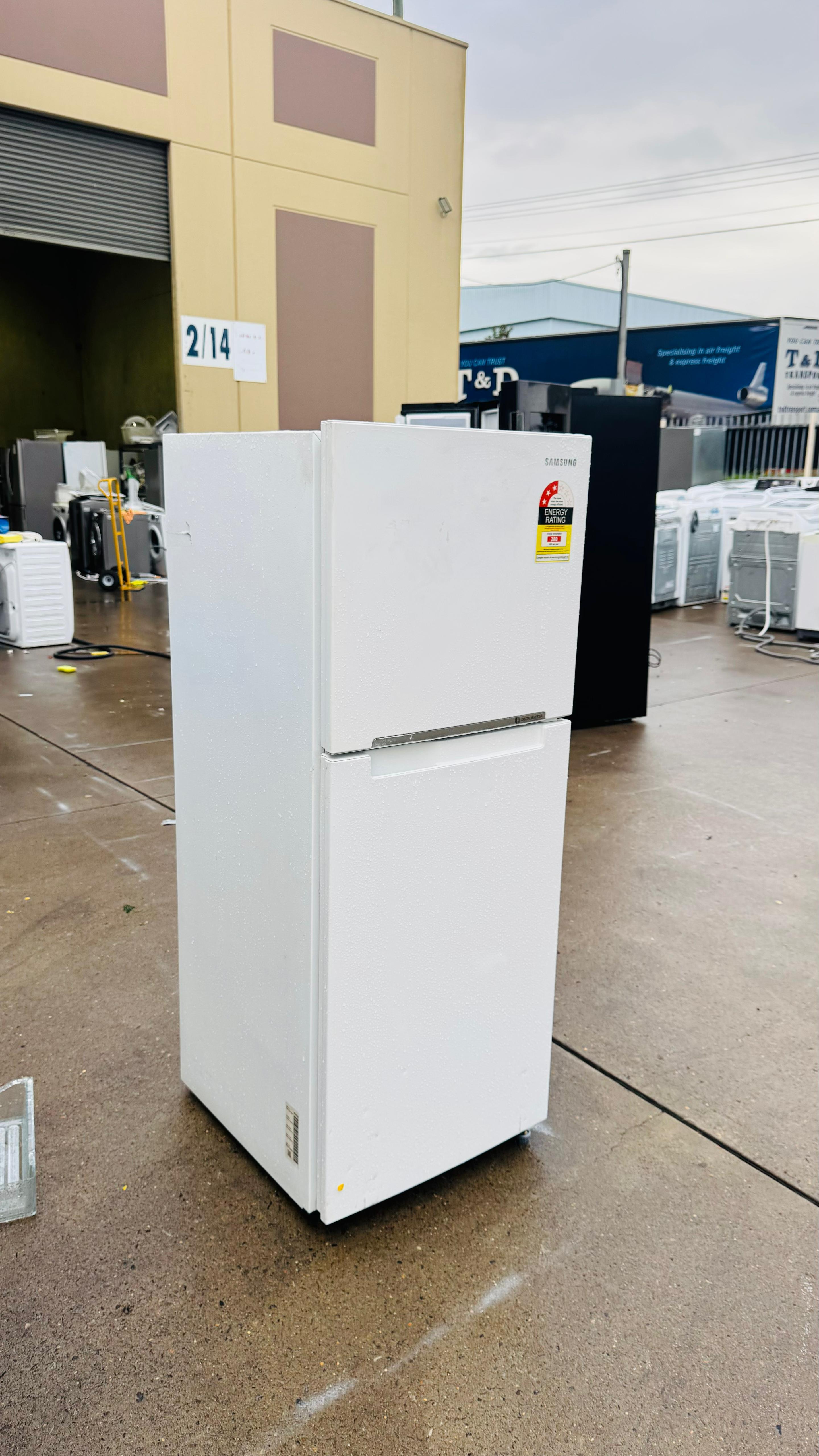 SAMSUNG 228 LITRES FRIDGE FREEZER