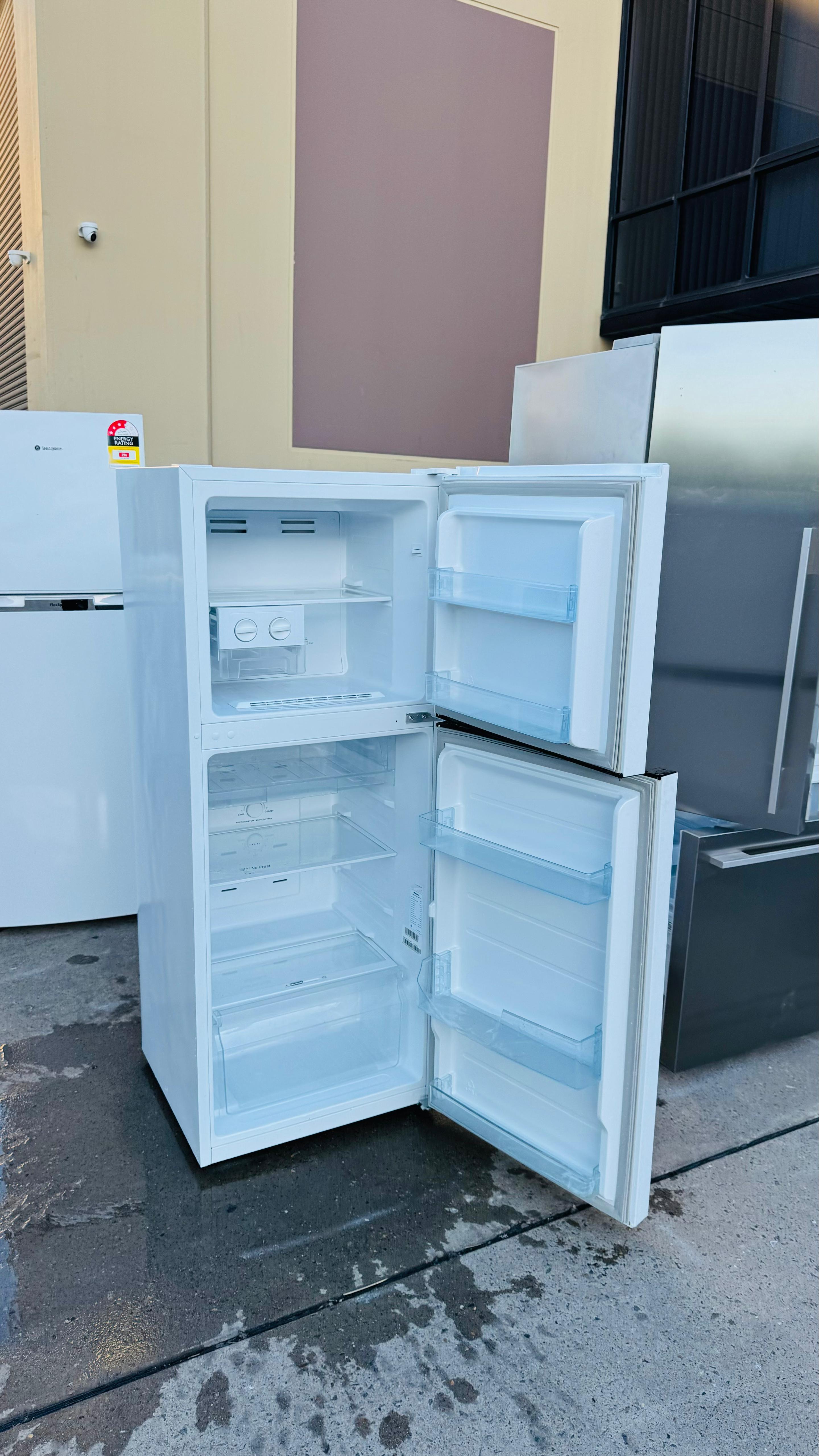 HISENSE 230 LITRES FRIDGE FREEZER
