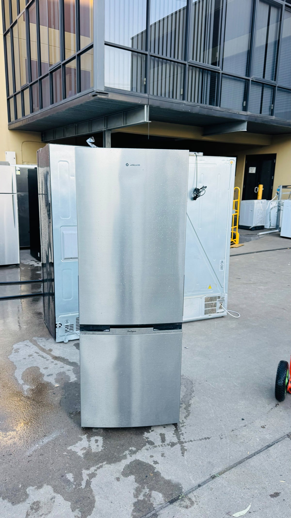 WESTINGHOUSE 340 LITRES FRIDGE FREEZER