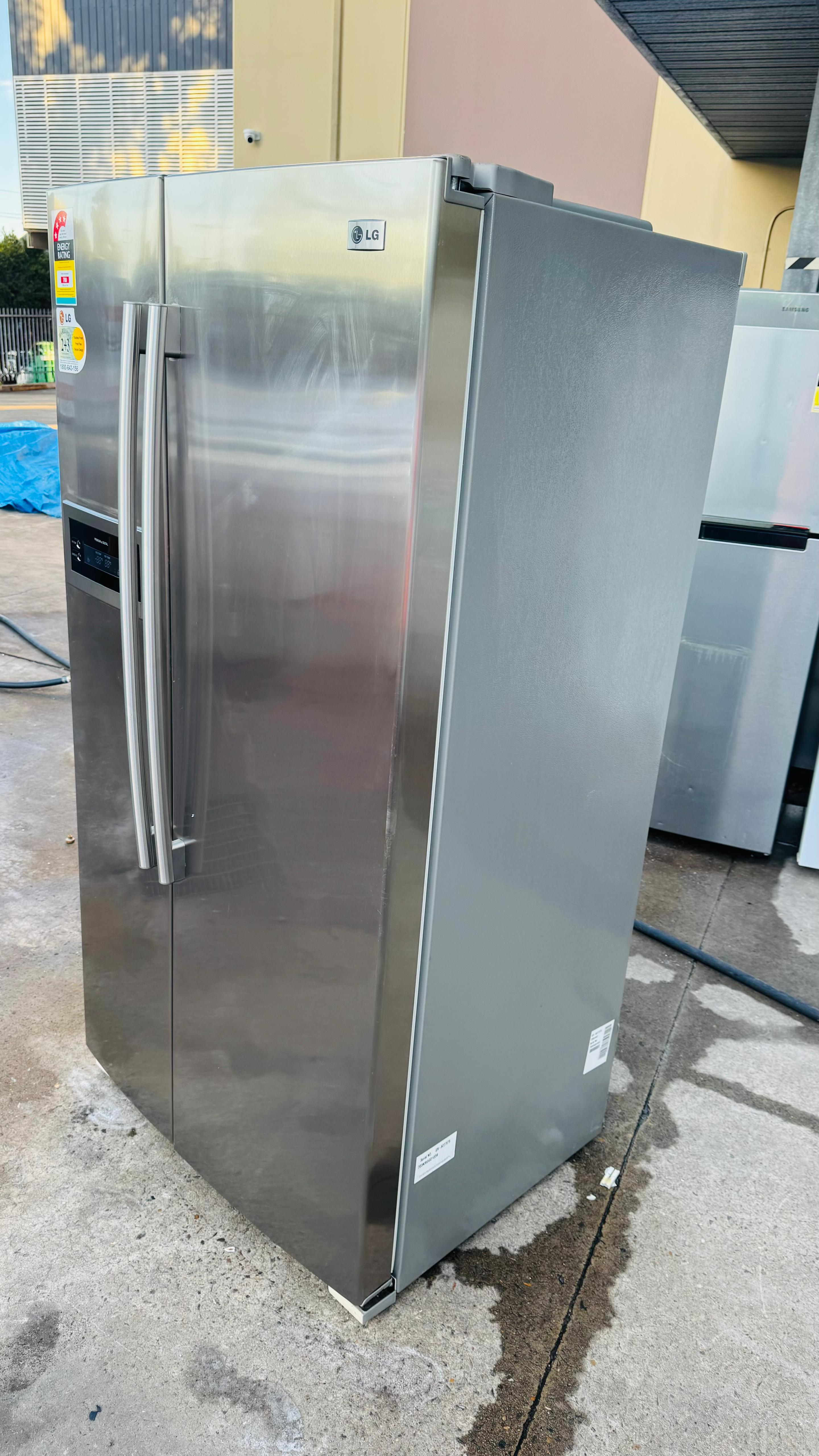 LG 641 LITRES SIDE BY SIDE DOOR FRIDGE FREEZER