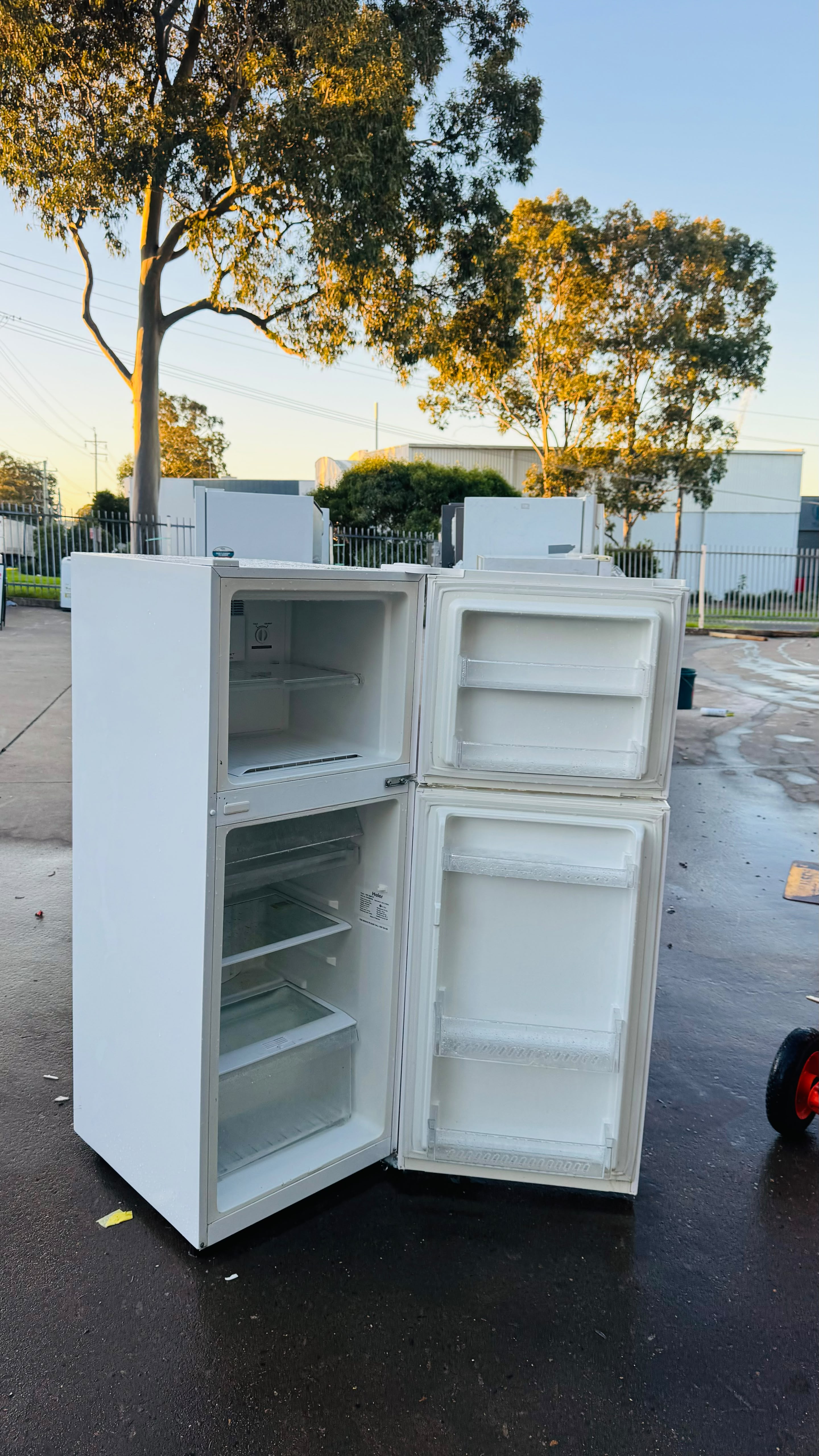 HAIER 224 LITRES FRIDGE FREEZER