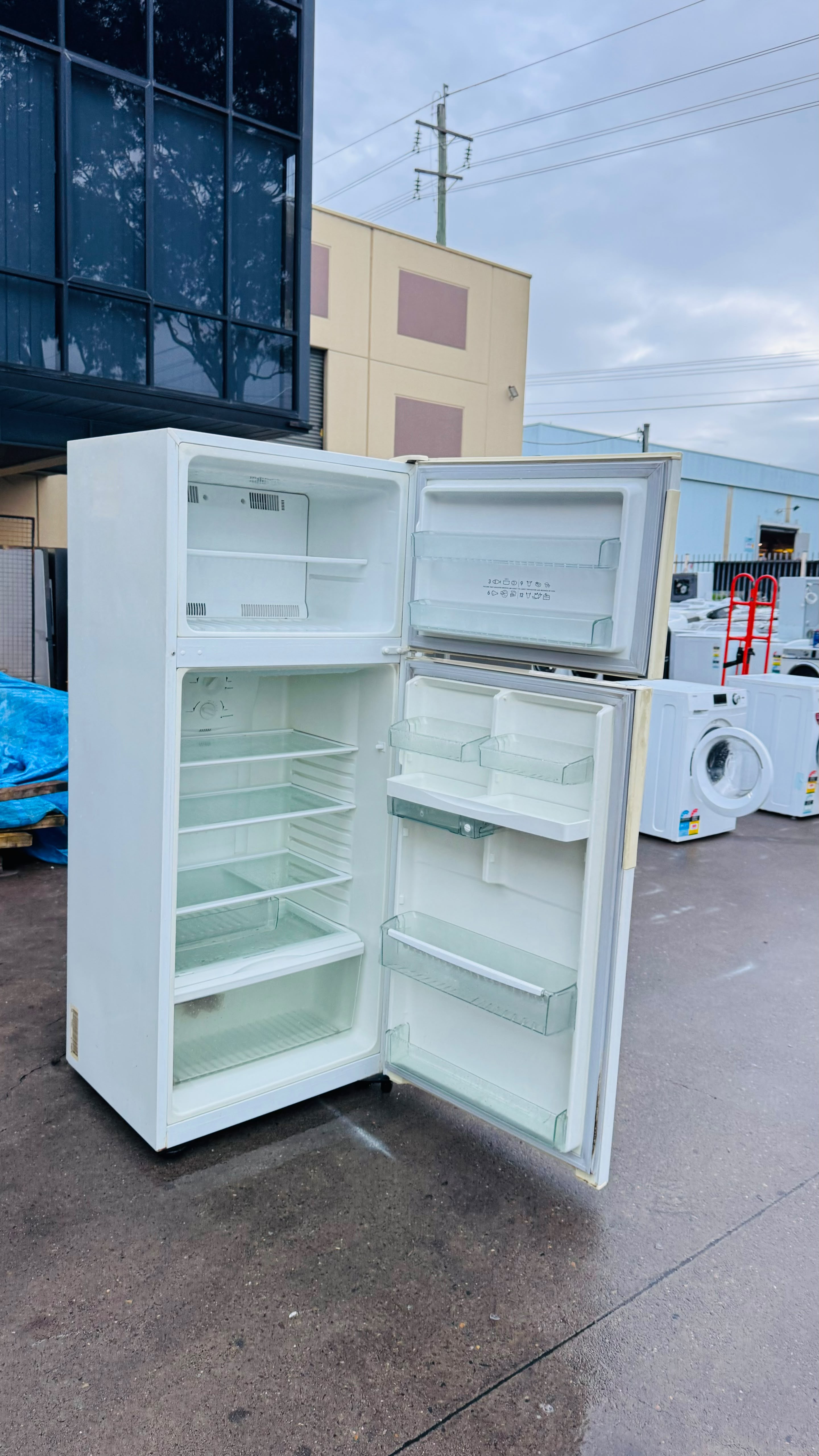 WESTINGHOUSE 393 LITRES FRIDGE FREEZER