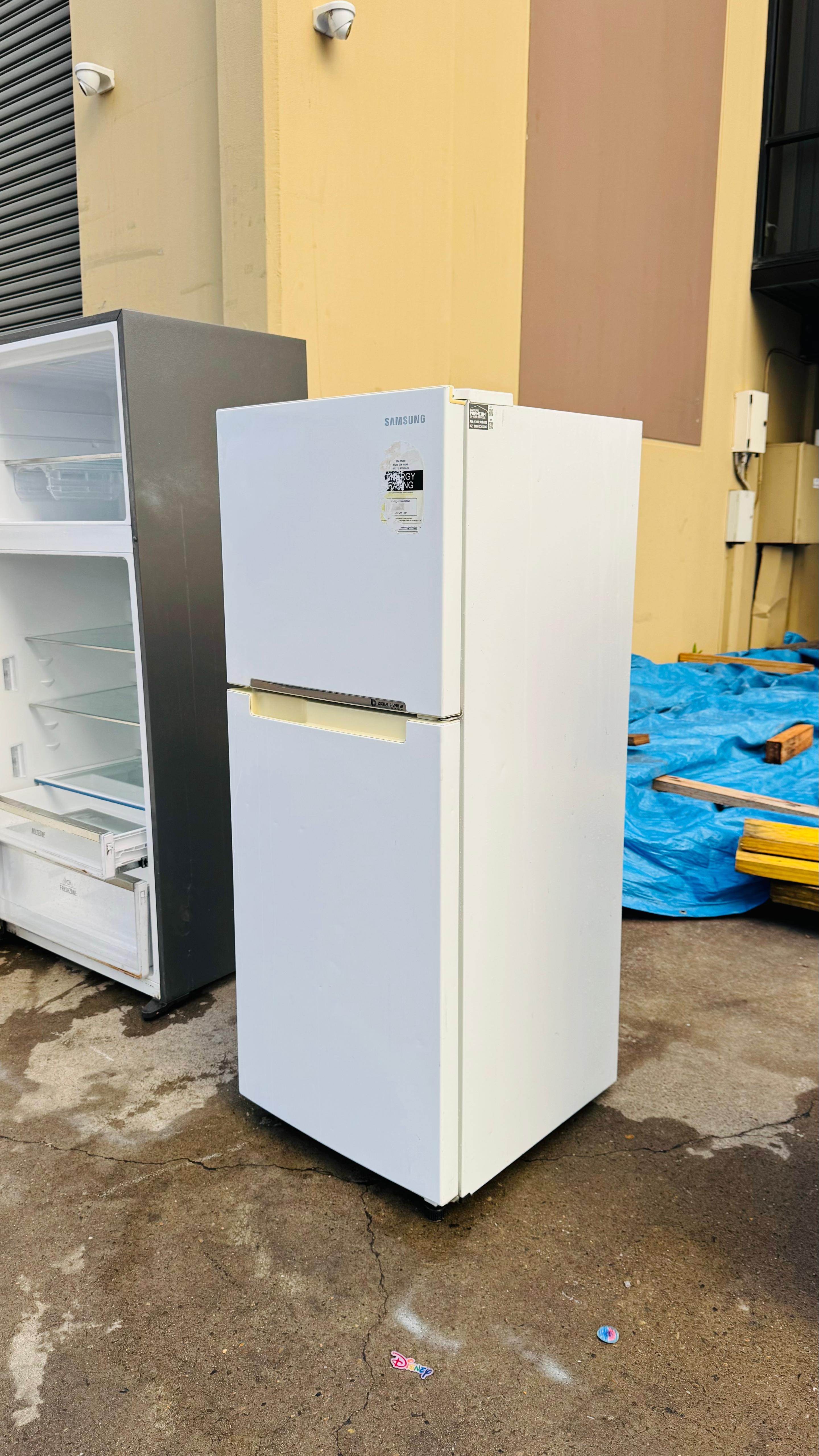 SAMSUNG 228 LITRES FRIDGE FREEZER