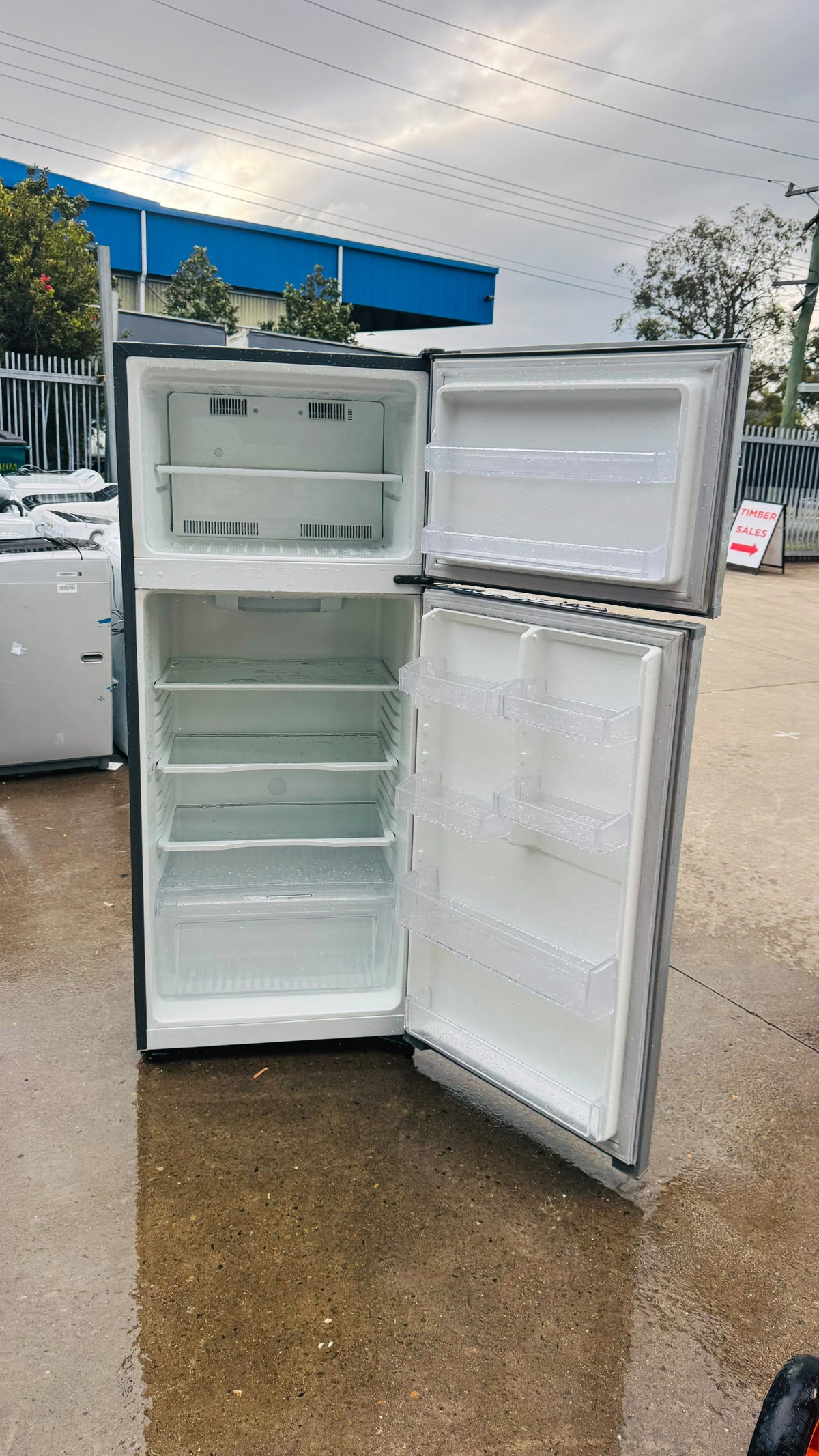 KELVINATOR 390 LITRES FRIDGE FREEZER