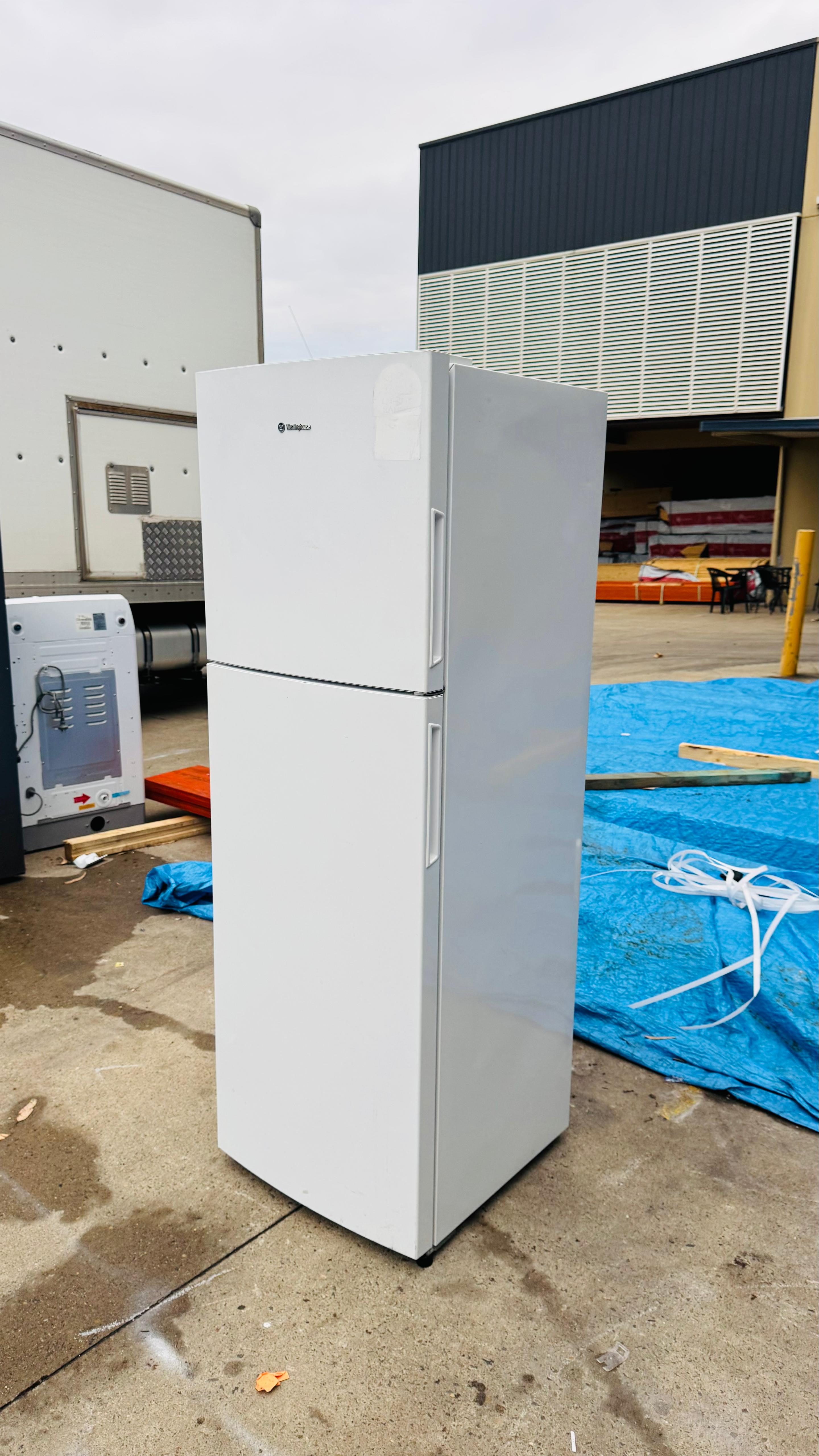WESTINGHOUSE 275 LITRES FRIDGE FREEZER