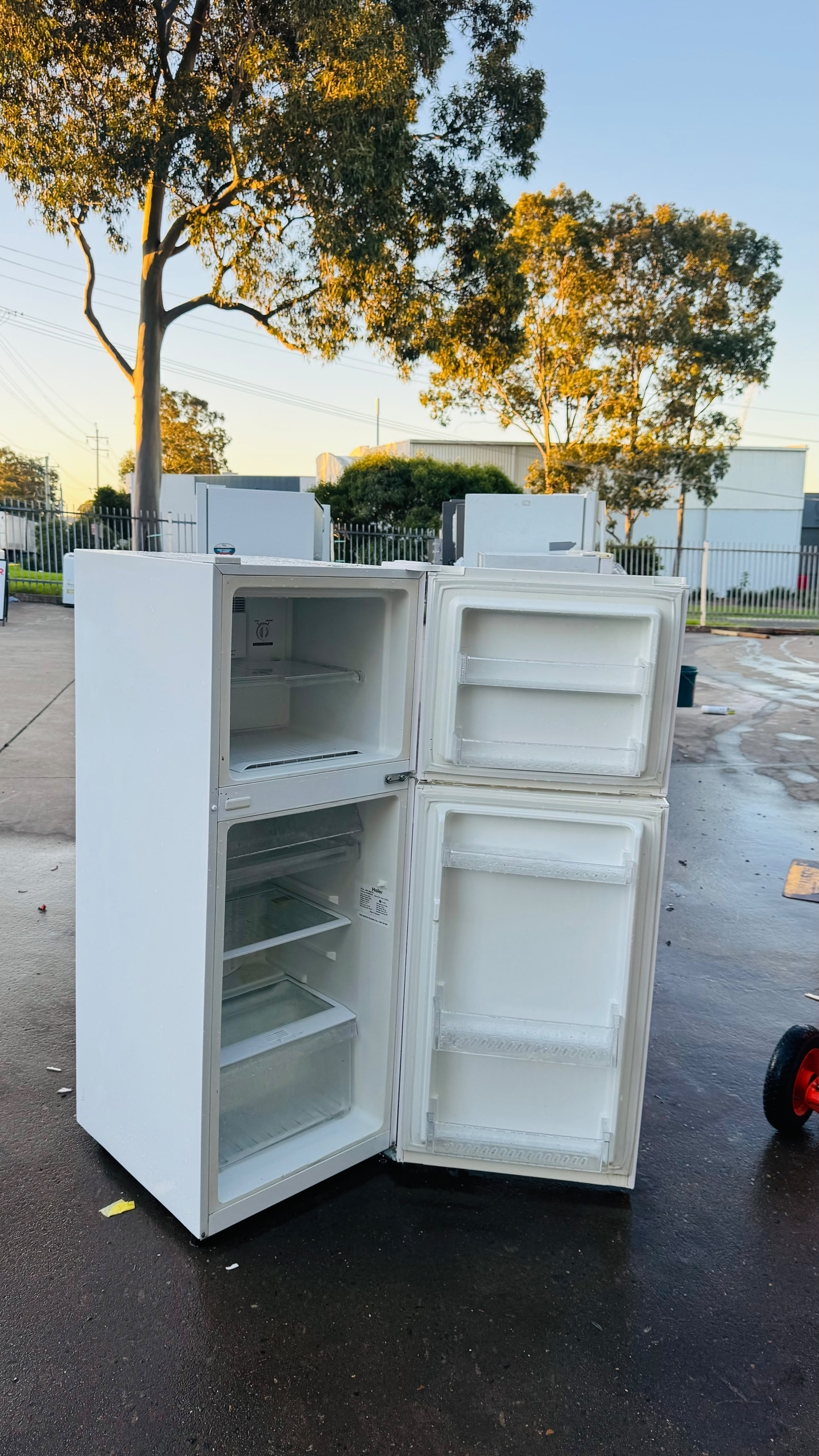 HAIER 224 LITRES FRIDGE FREEZER