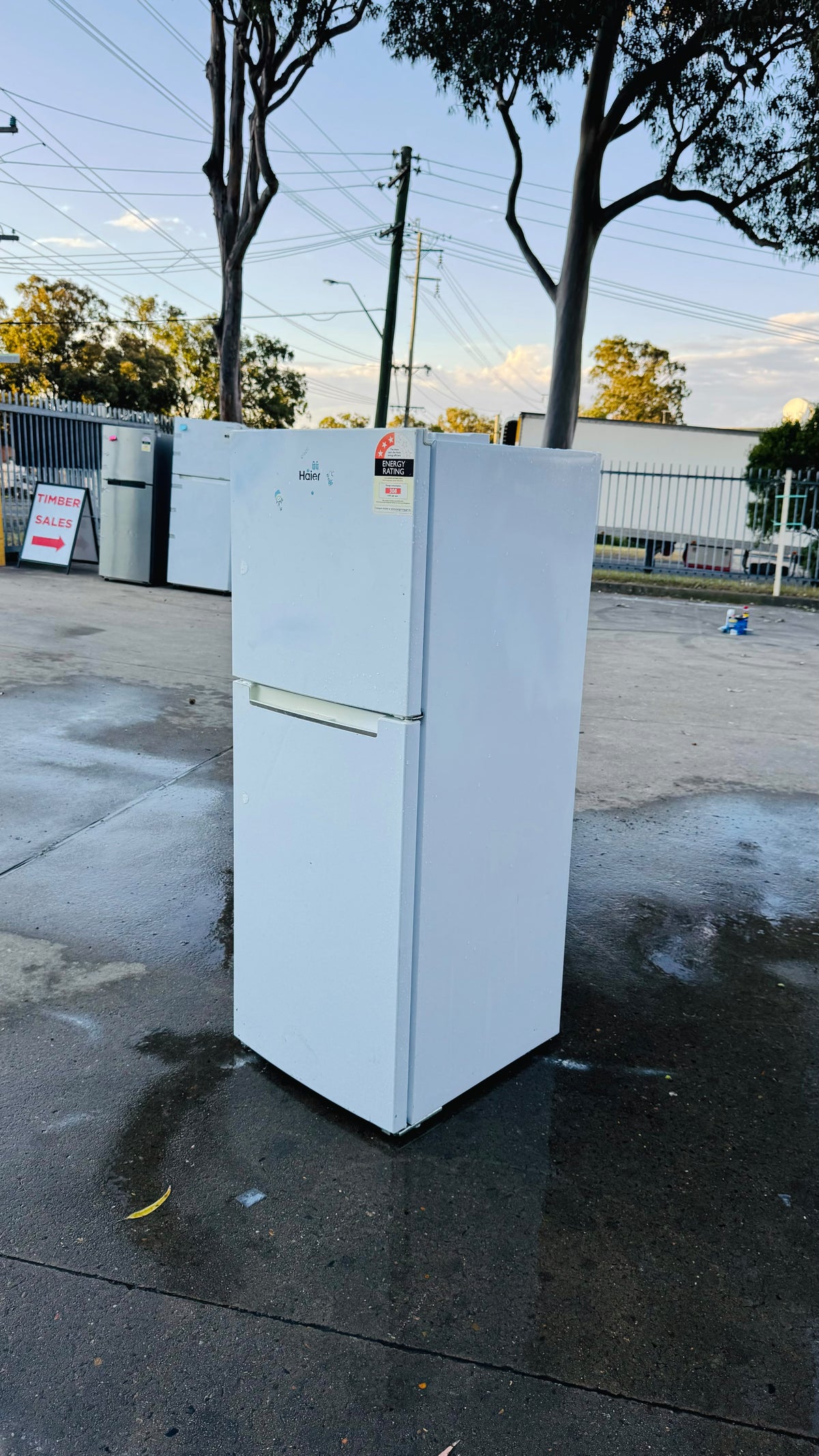 HAIER 220 LITRES FRIDGE FREEZER