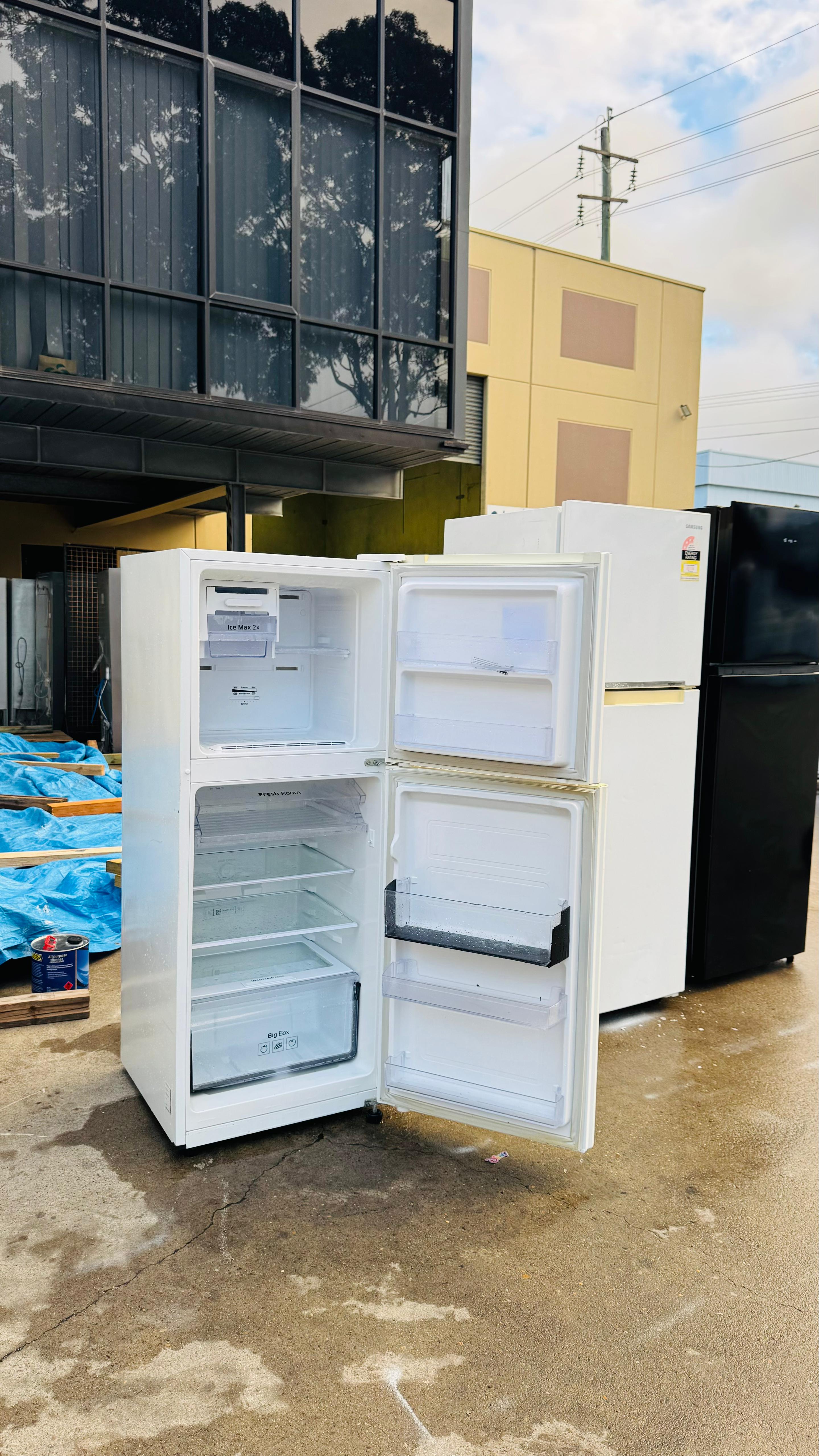 SAMSUNG 228 LITRES FRIDGE FREEZER