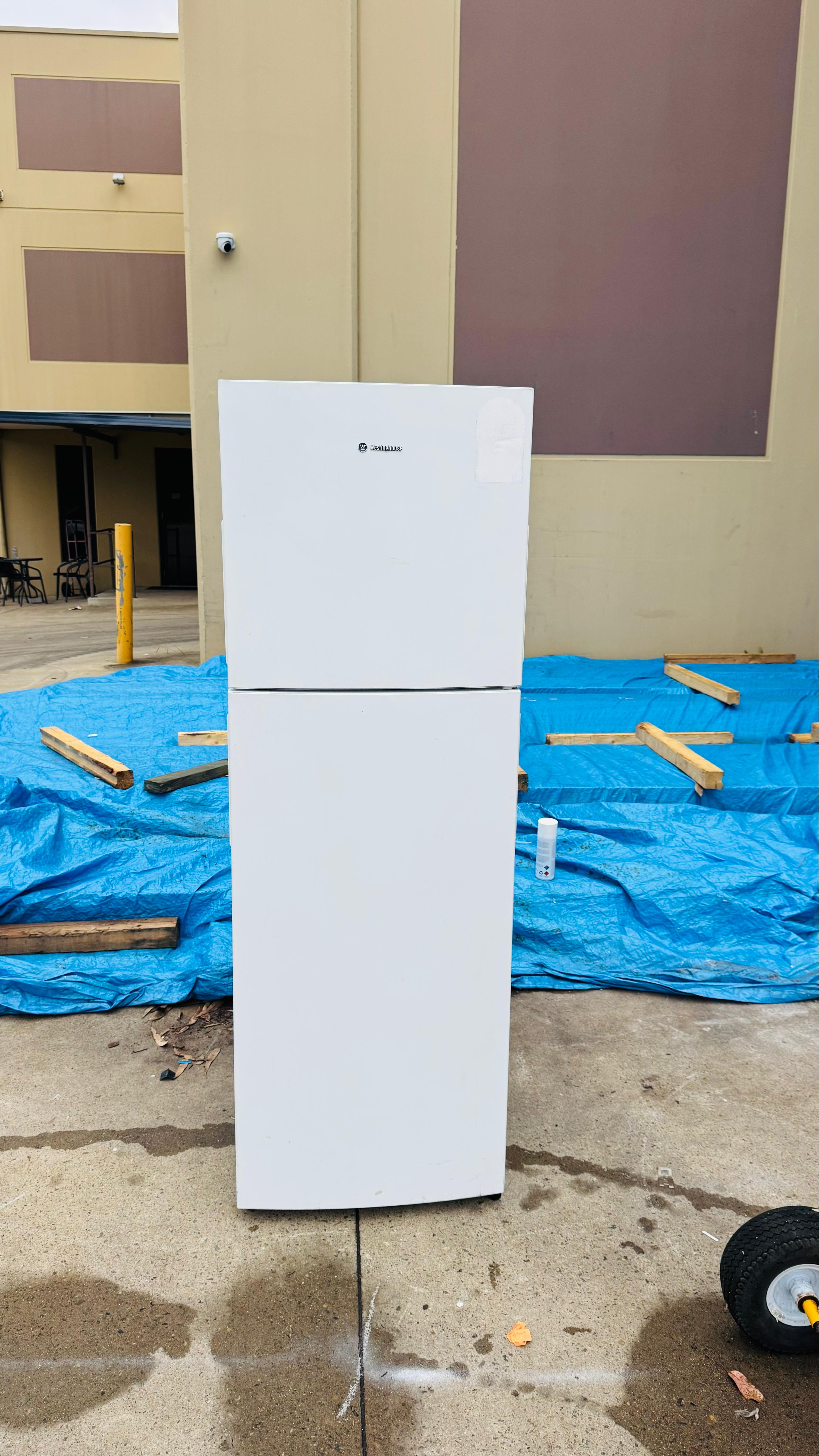 WESTINGHOUSE 275 LITRES FRIDGE FREEZER