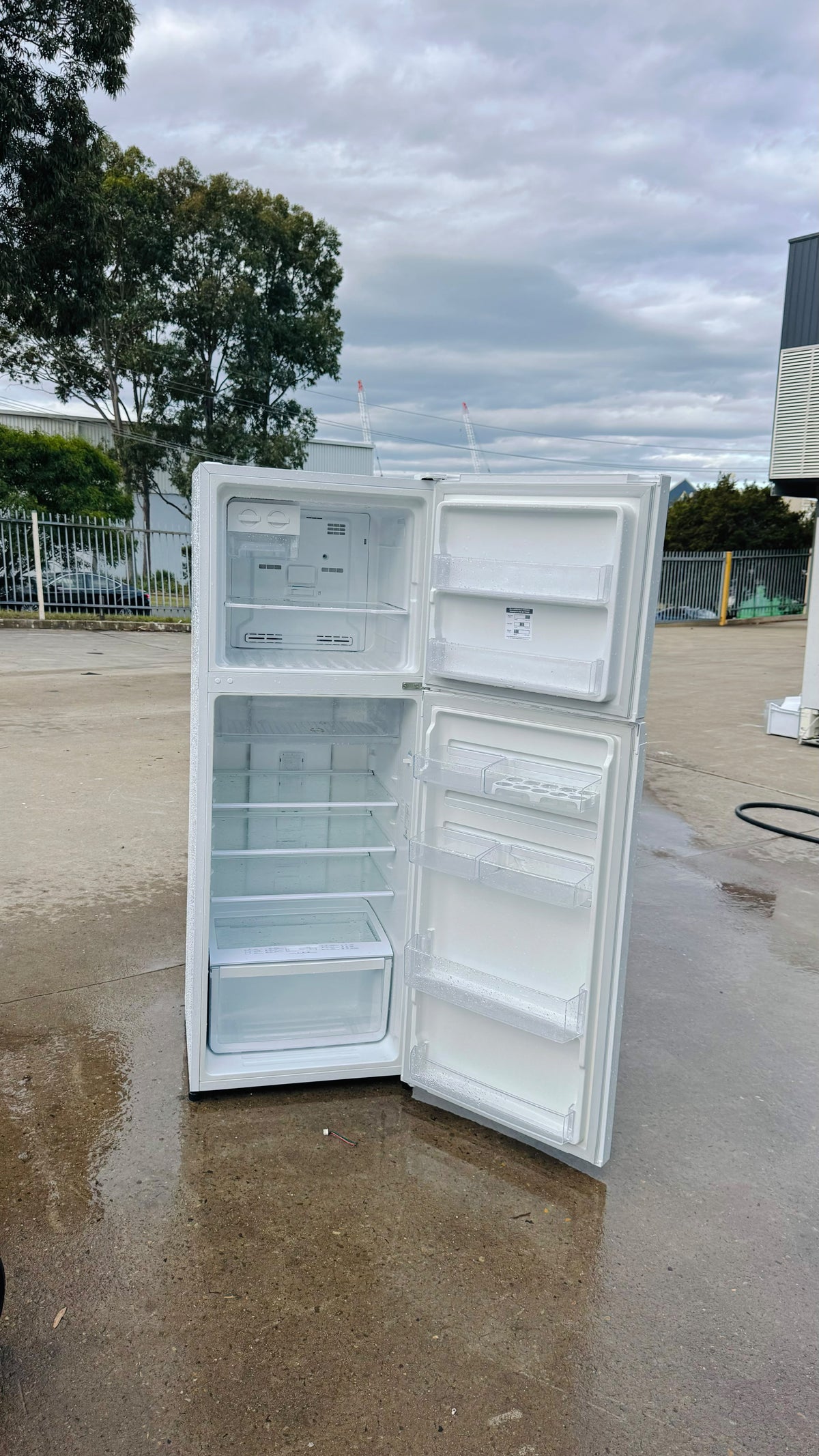 WESTINGHOUSE 339 LITRES FRIDGE FREEZER