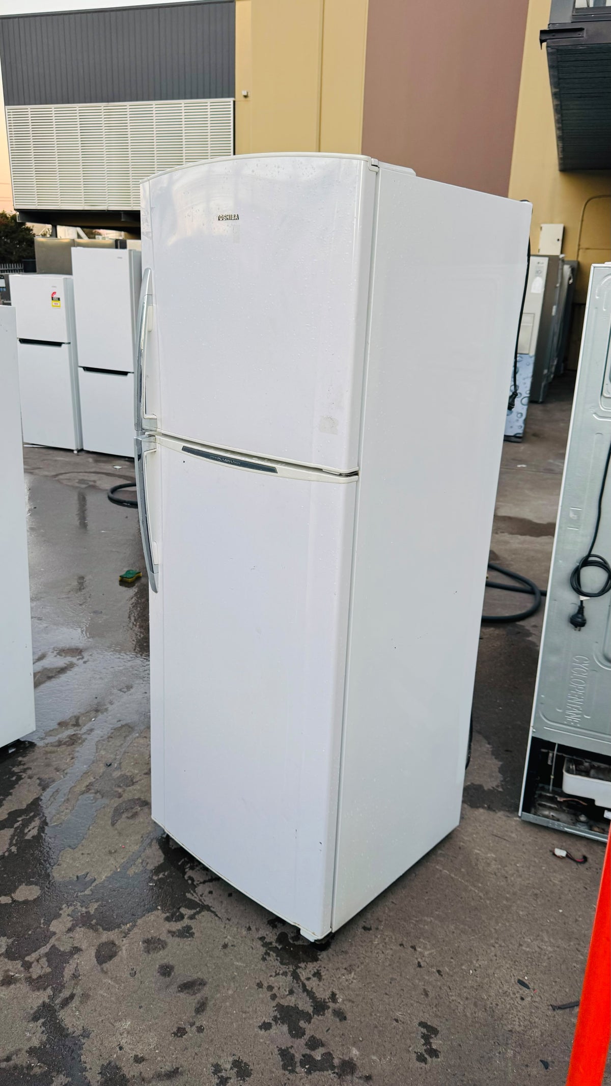 TOSHIBA 423 LITRES FRIDGE FREEZER