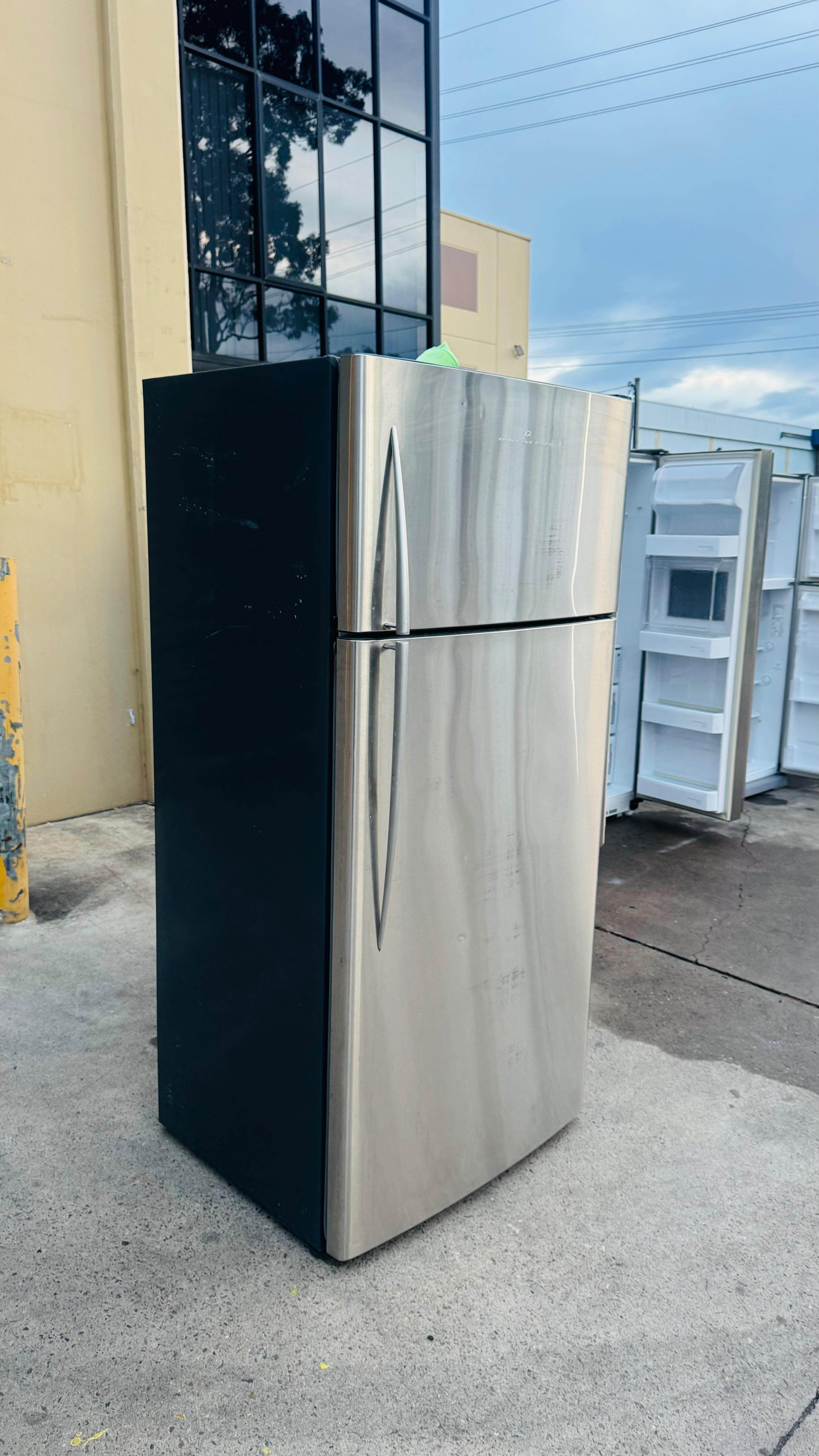 FISHER AND PAYKEL 517 LITRES FRIDGE FREEZER