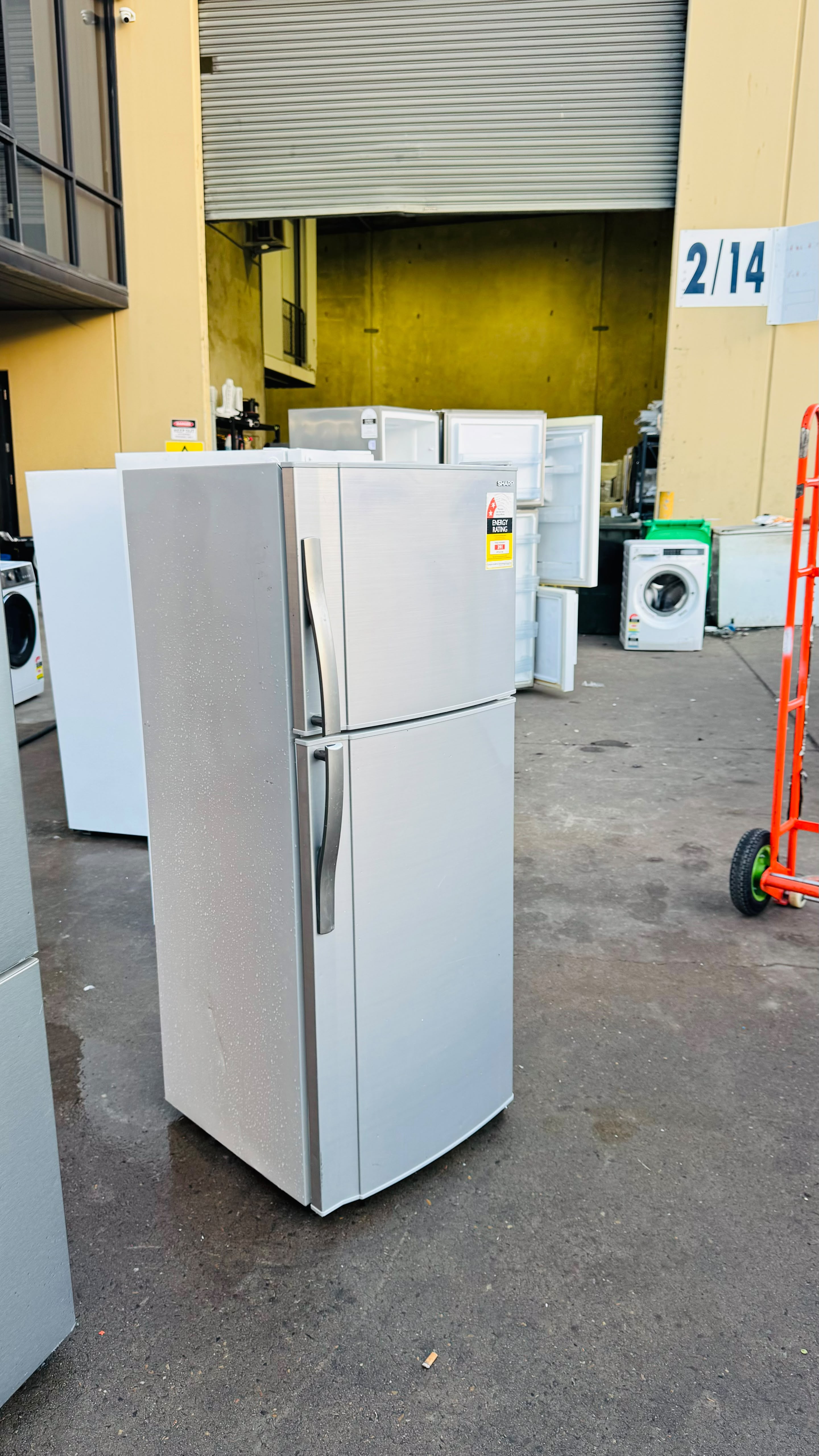 SHARP 222 LITRES FRIDGE FREEZER