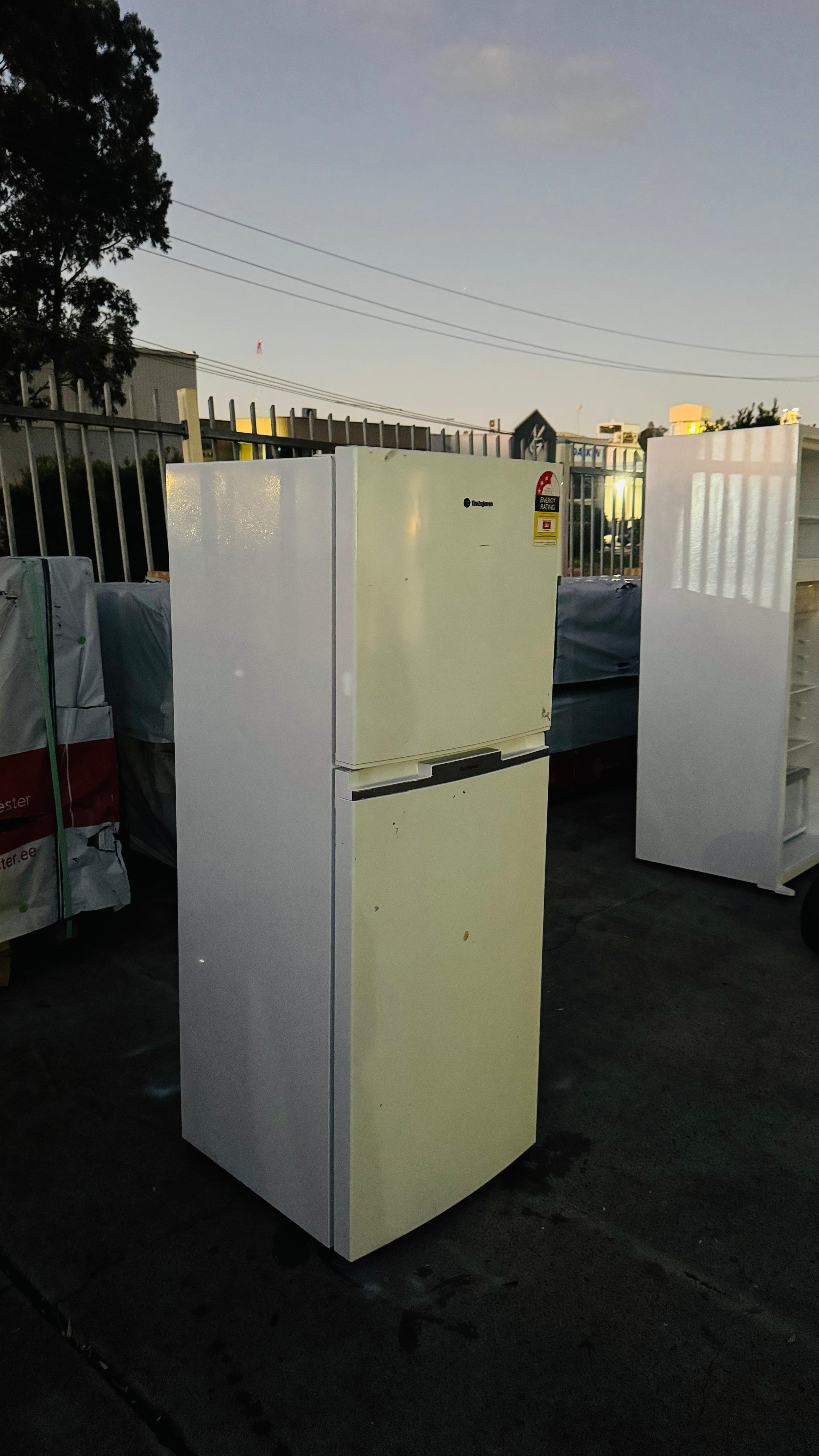 WESTINGHOUSE 245 LITERS FRIDGE FREEZER
