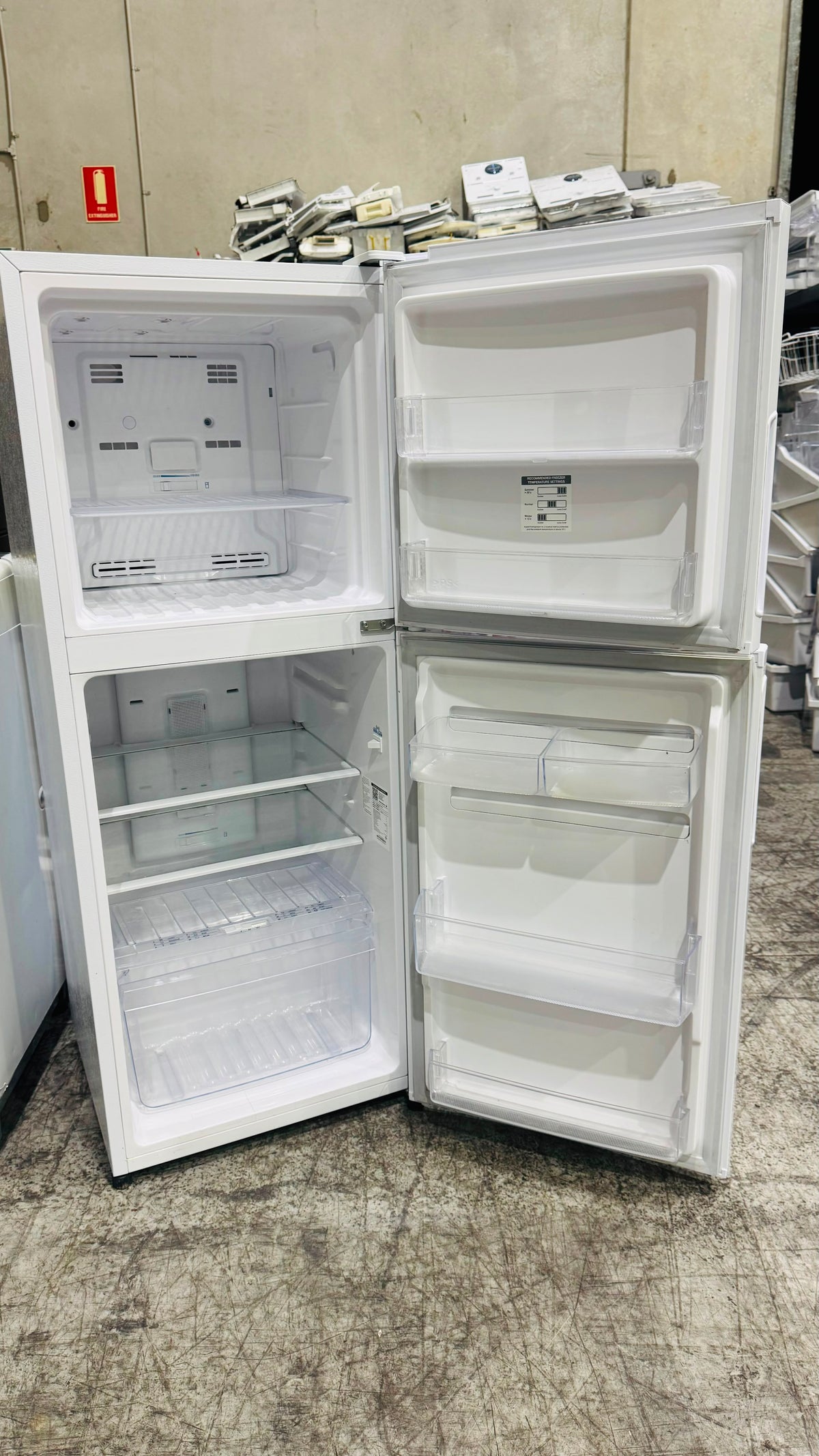 KELVINATOR 231 LITRES FRIDGE FREEZER & LG 6.5KGS TOP LOADER COMBO