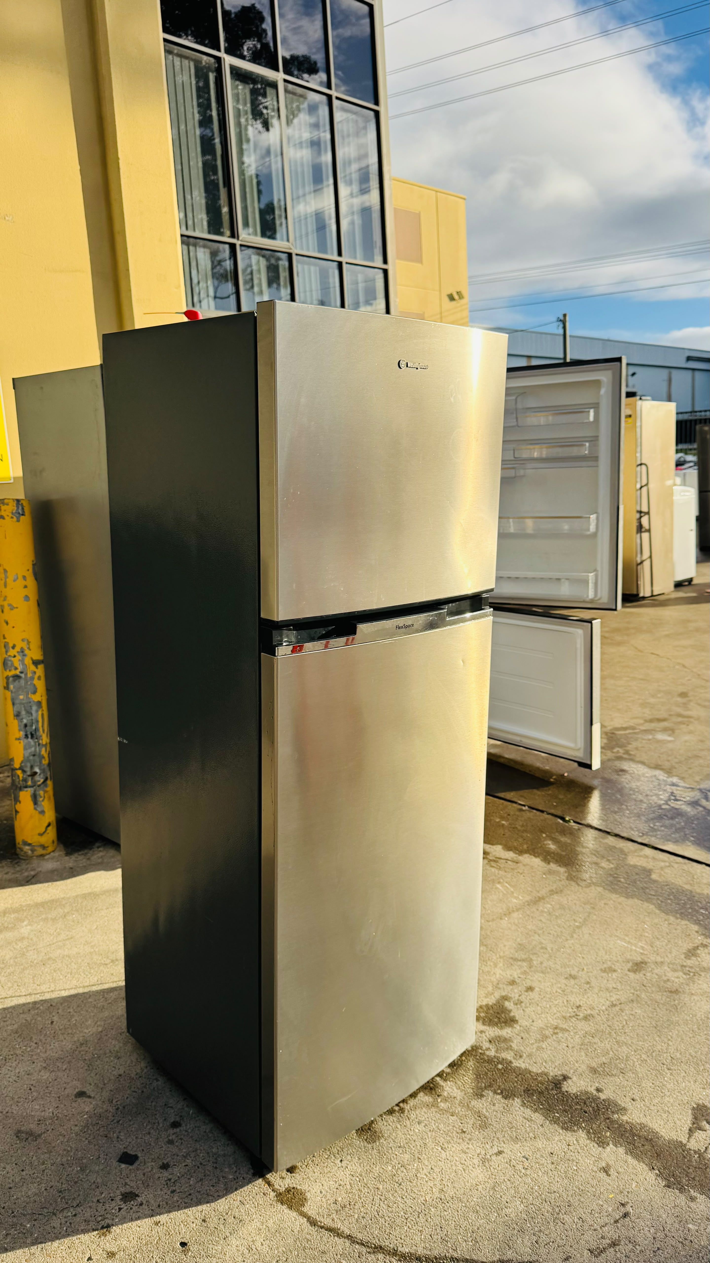WESTINGHOUSE 339 LITRES FRIDGE FREEZER